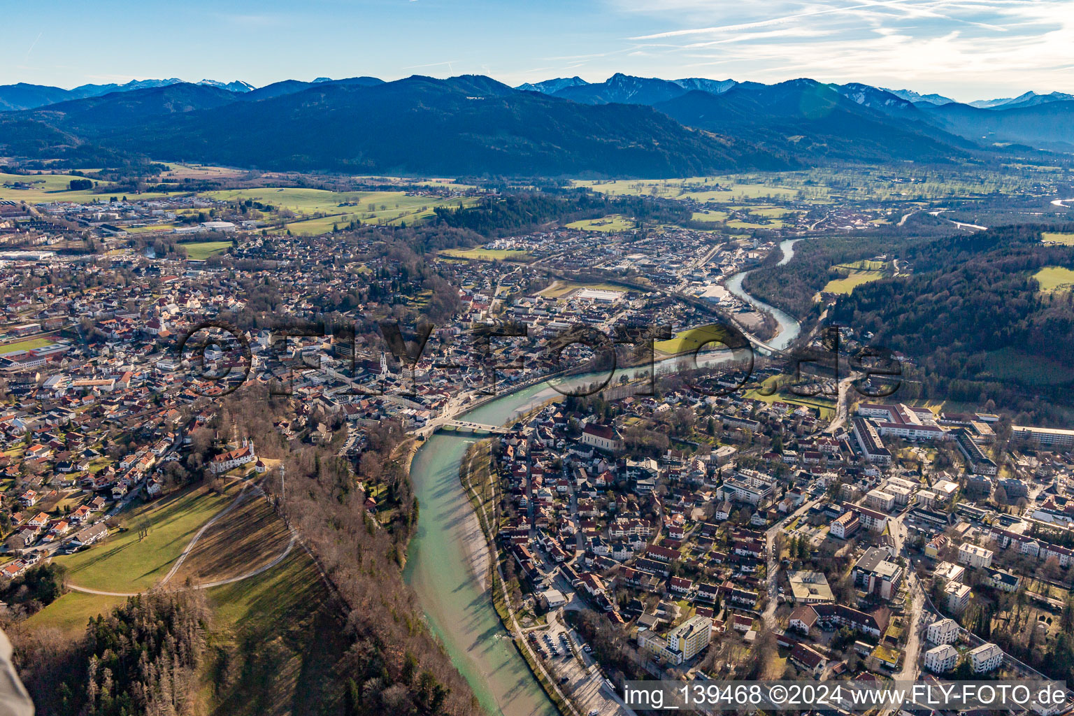 Vue oblique de Vieille ville avec pont de l'Isar à Bad Tölz dans le département Bavière, Allemagne