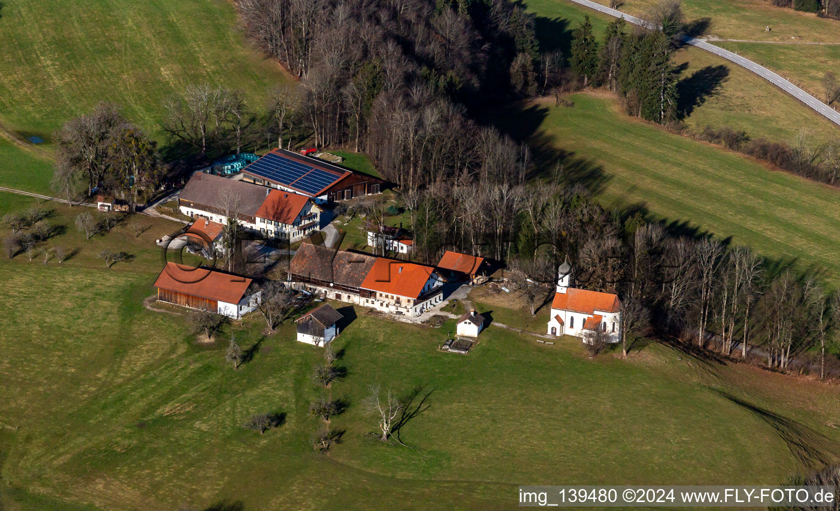 Vue aérienne de Sainte Margaretha à le quartier Oberfischbach in Wackersberg dans le département Bavière, Allemagne