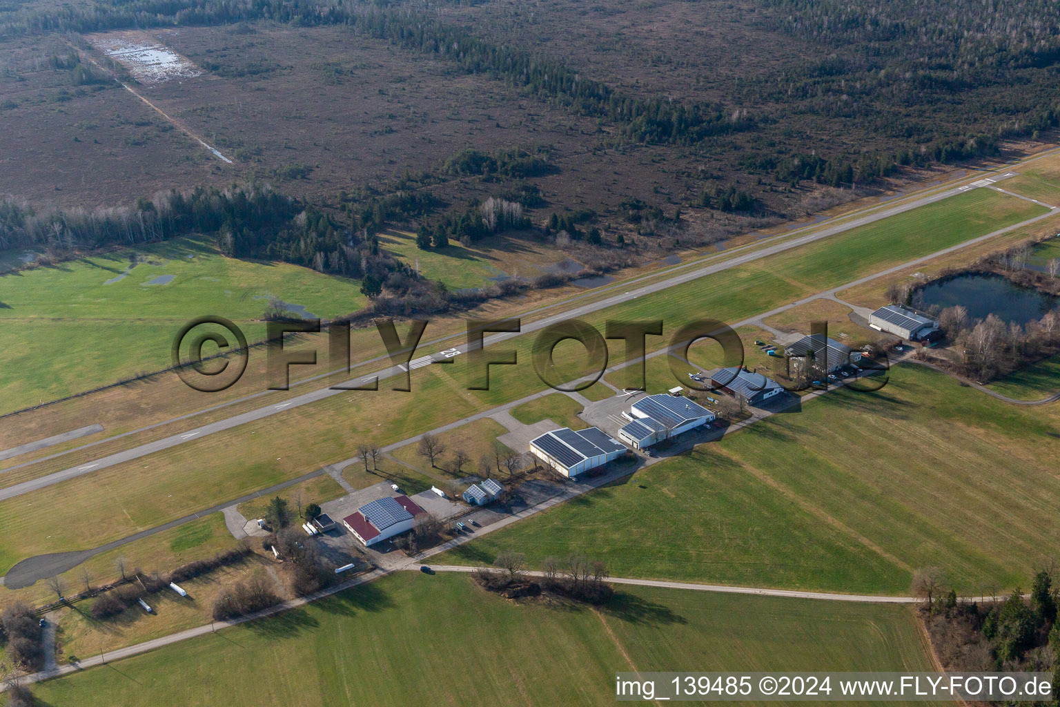 Aérodrome de planeurs Königsdorf à le quartier Wiesen in Königsdorf dans le département Bavière, Allemagne d'en haut