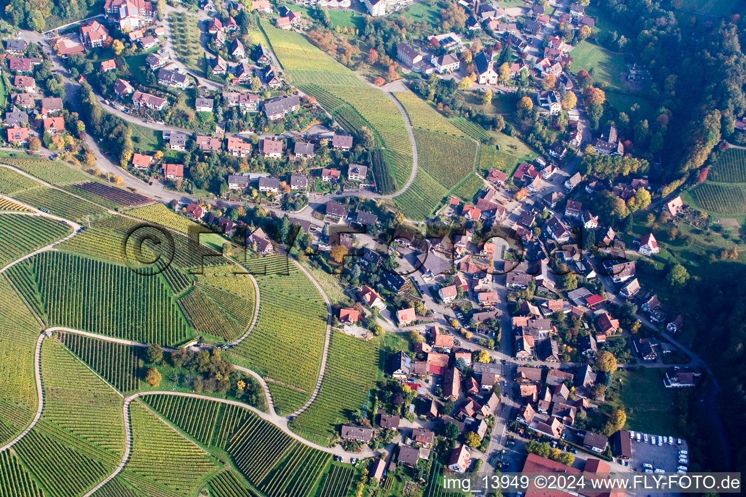 Vue aérienne de Panorama de la région et des environs avec vignobles à le quartier Büchelbach in Sasbachwalden dans le département Bade-Wurtemberg, Allemagne