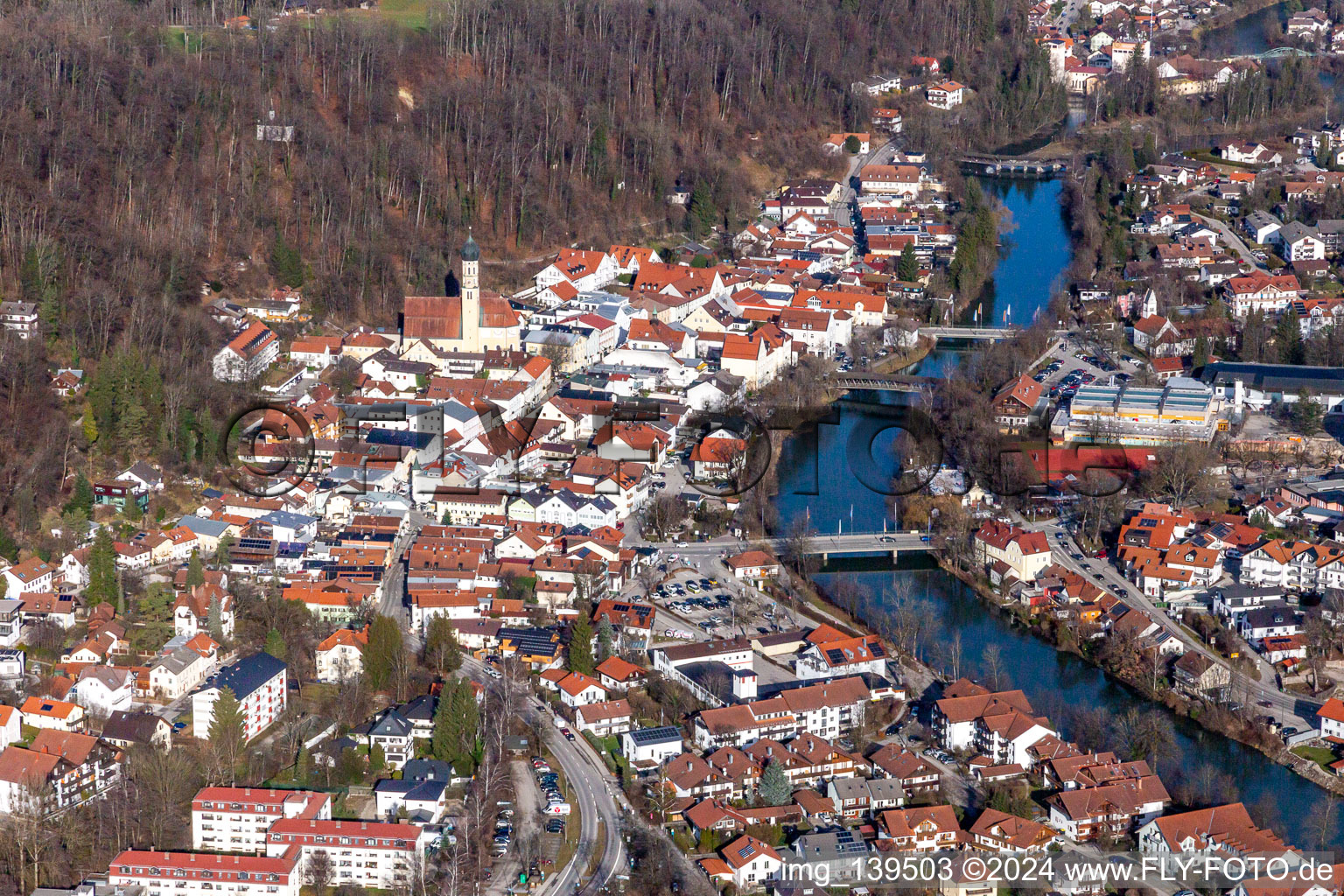 Vue aérienne de Vieille ville sur la Loisach à Wolfratshausen dans le département Bavière, Allemagne