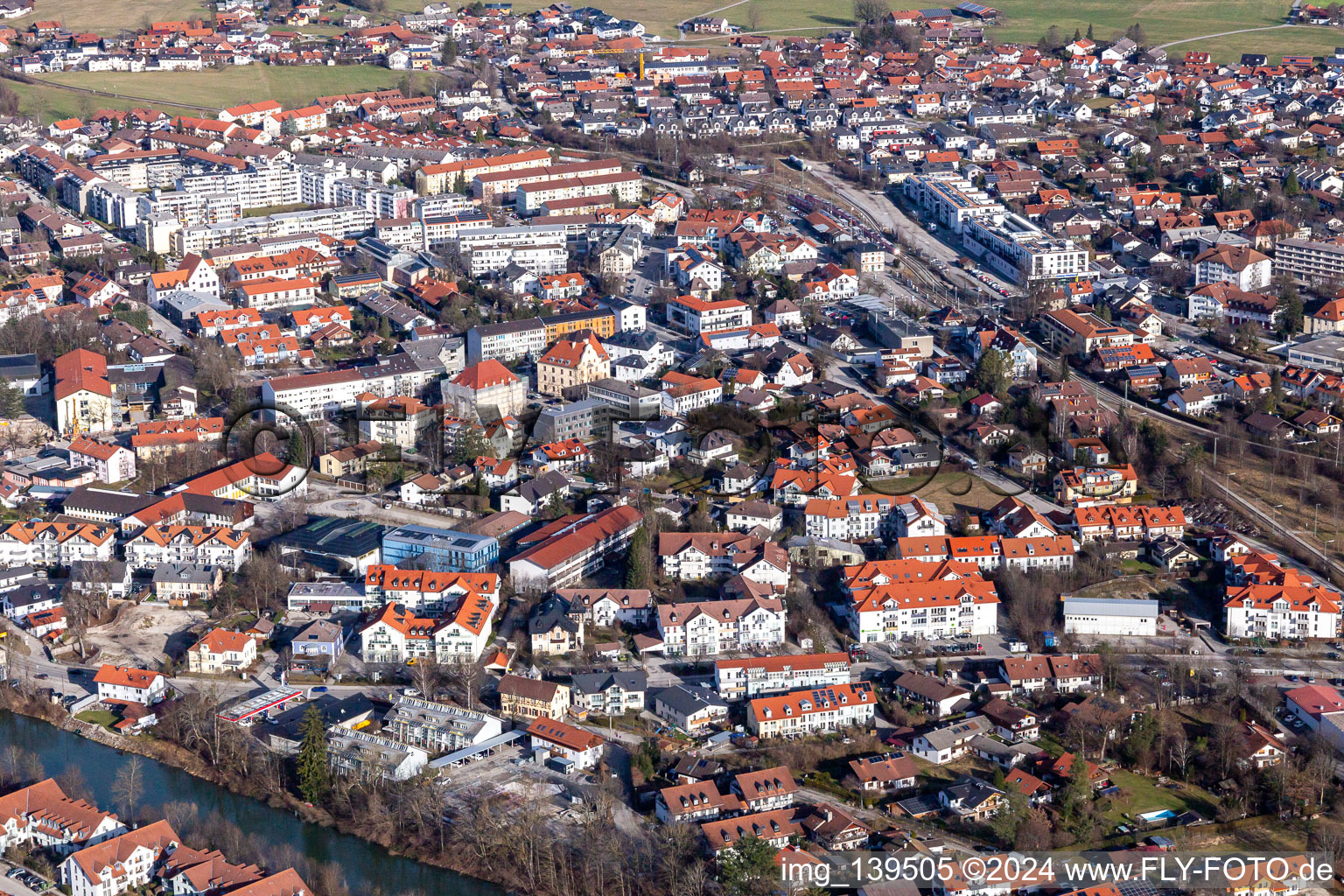 Vue aérienne de Entre la B11 et la voie ferrée à Wolfratshausen dans le département Bavière, Allemagne