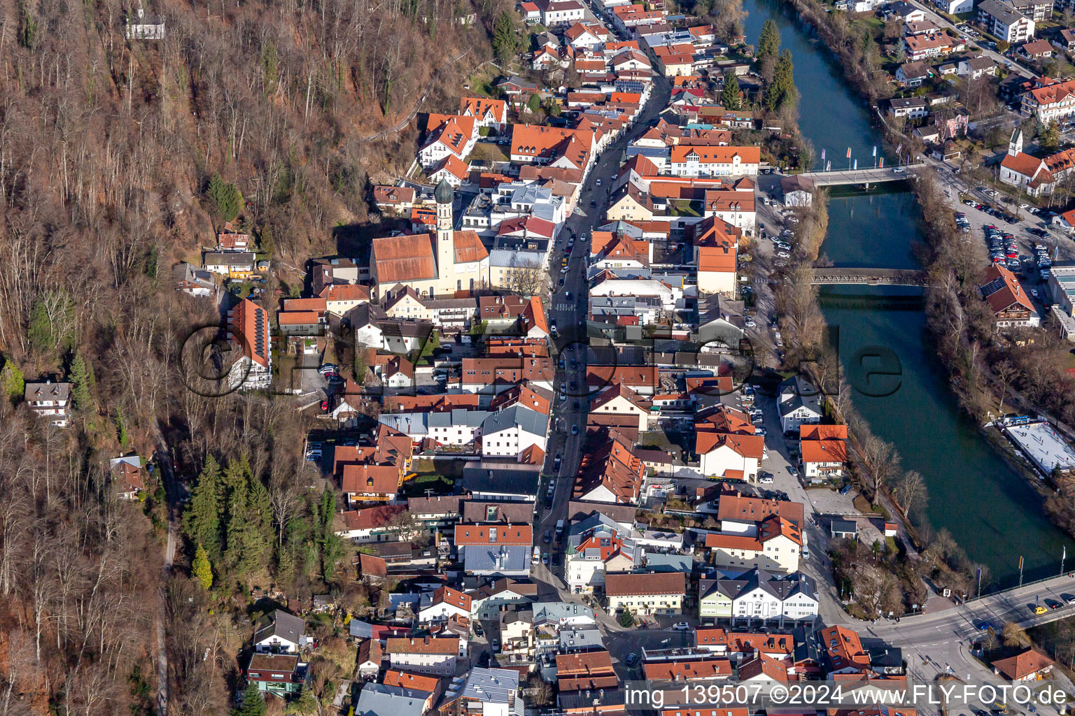 Photographie aérienne de Vieille ville sur la Loisach à Wolfratshausen dans le département Bavière, Allemagne