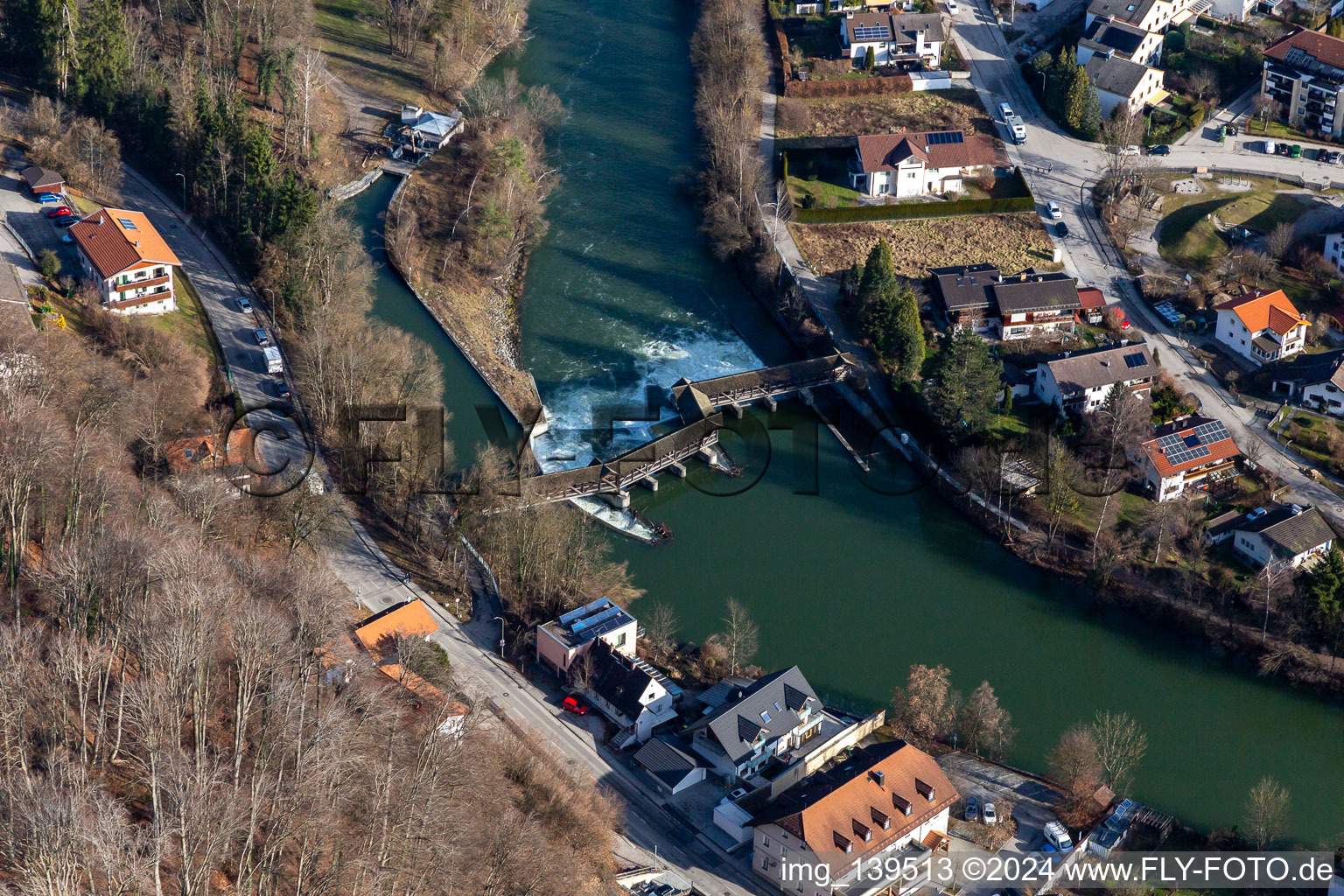 Vue aérienne de Toboggan en radeau sur le barrage de Kastenmühl sur la Loisach à Wolfratshausen dans le département Bavière, Allemagne