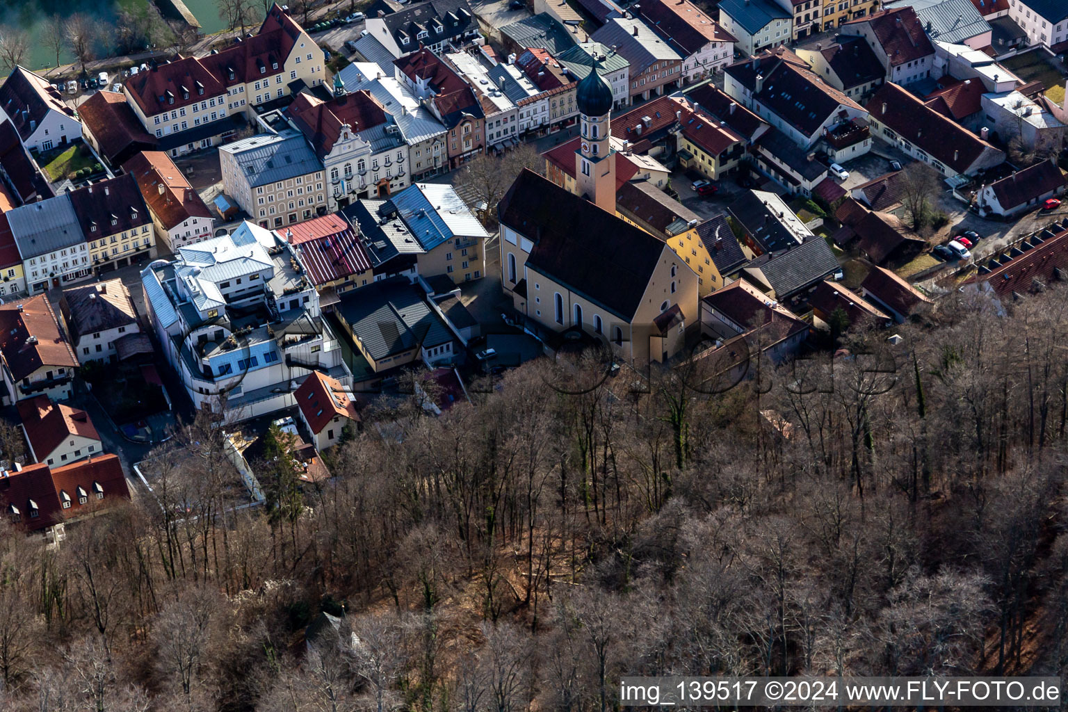 Vue aérienne de Vieille ville avec l'église Saint-André Obermarkt sur le Loisachufer avec Sebastiani-Steg, Andreasbrücke à Wolfratshausen dans le département Bavière, Allemagne