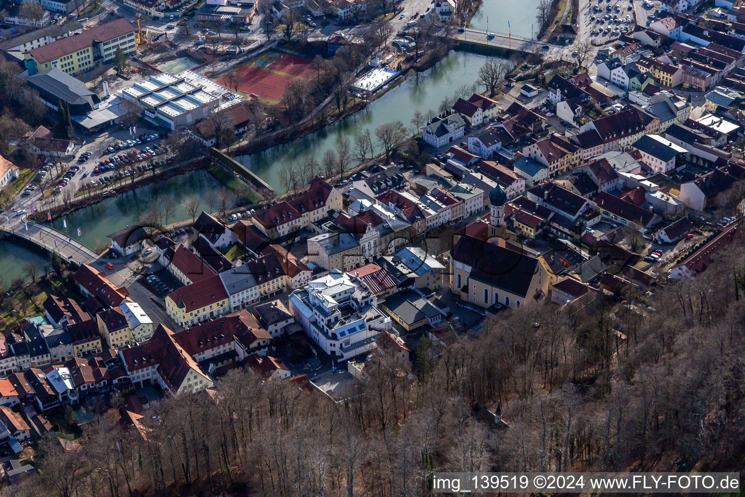 Vue aérienne de Vieille ville avec l'église Saint-André Obermarkt sur le Loisachufer avec Sebastiani-Steg, Andreasbrücke à Wolfratshausen dans le département Bavière, Allemagne