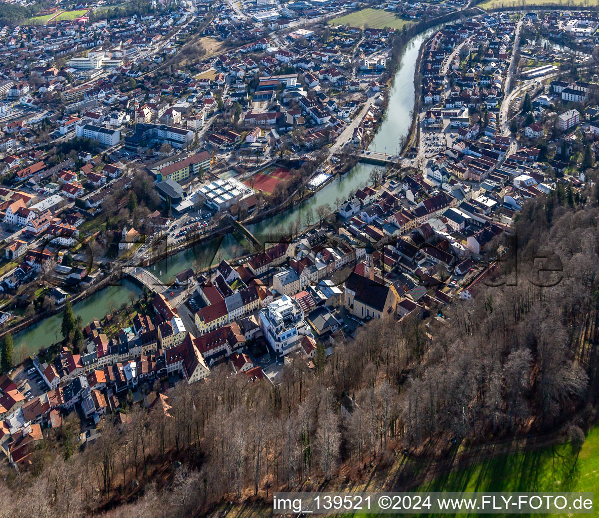 Photographie aérienne de Vieille ville avec l'église Saint-André Obermarkt sur le Loisachufer avec Sebastiani-Steg, Andreasbrücke à Wolfratshausen dans le département Bavière, Allemagne