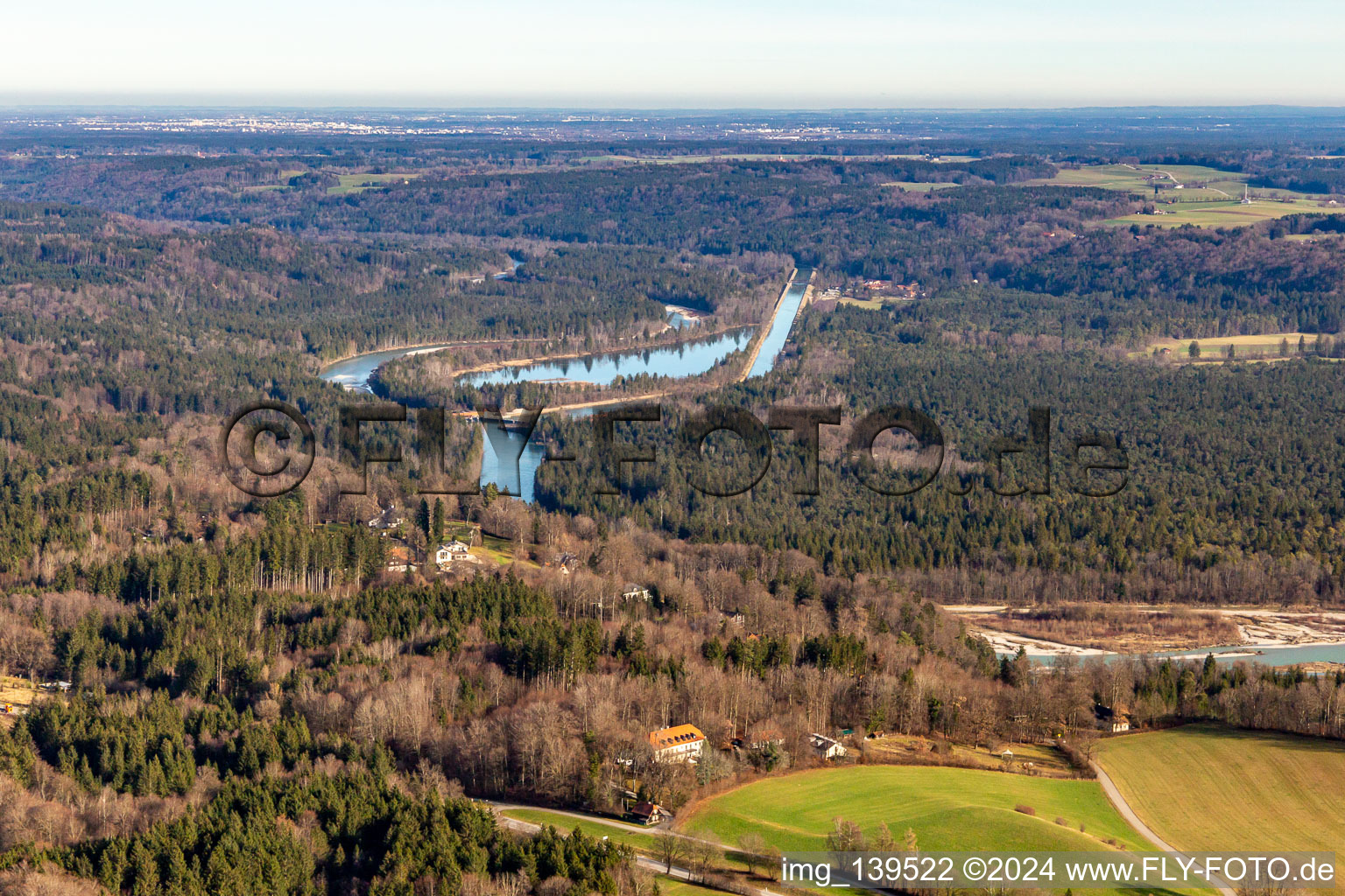 Vue aérienne de Déversoir et étang d'Ickinger entre Mühltalkanal et Isarkanal à le quartier Ergertshausen in Egling dans le département Bavière, Allemagne