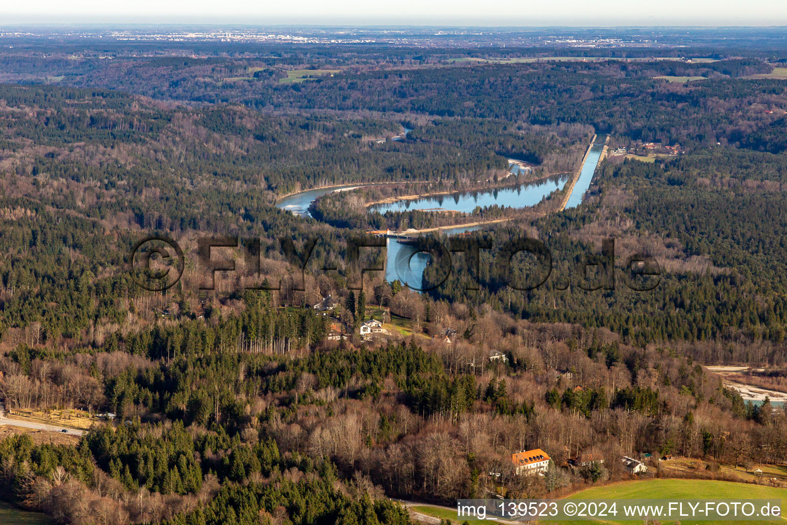 Vue aérienne de Déversoir et étang d'Ickinger entre Mühltalkanal et Isarkanal à le quartier Ergertshausen in Egling dans le département Bavière, Allemagne