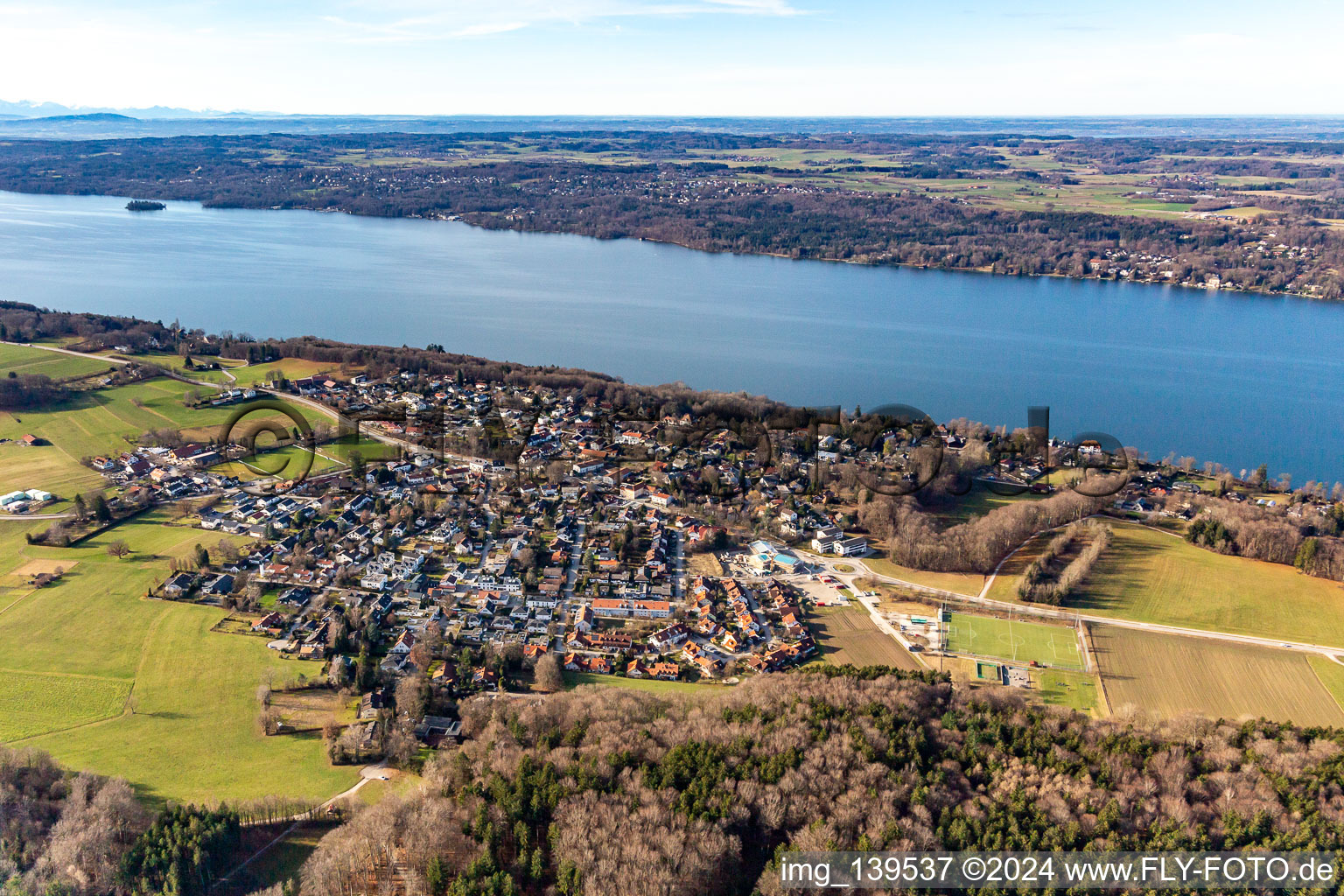 Vue aérienne de Du nord-est à Berg dans le département Bavière, Allemagne