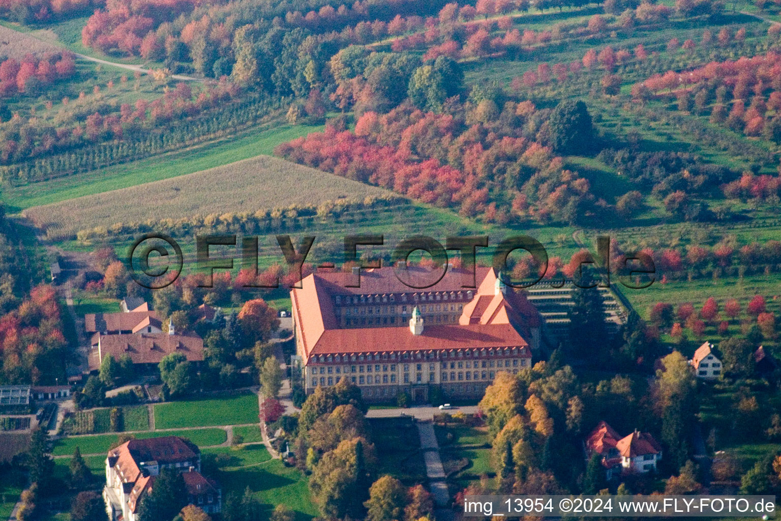 Vue aérienne de Ensemble immobilier du monastère Monastère des Sœurs Franciscaines Erlenbad eV à le quartier Obersasbach in Sasbach dans le département Bade-Wurtemberg, Allemagne