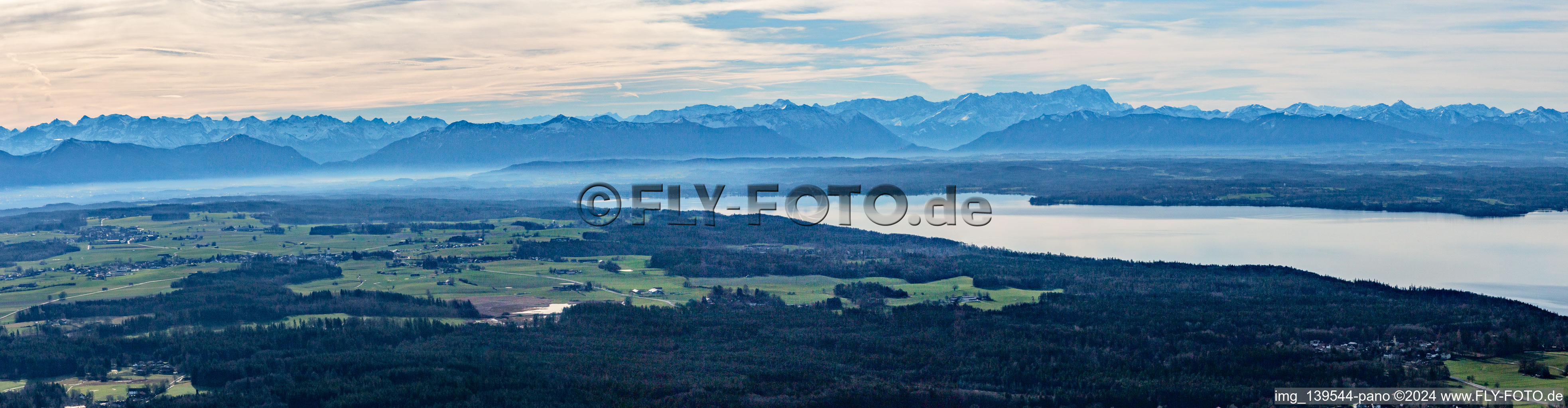 Vue aérienne de Avec panorama alpin à Starnberger See dans le département Bavière, Allemagne