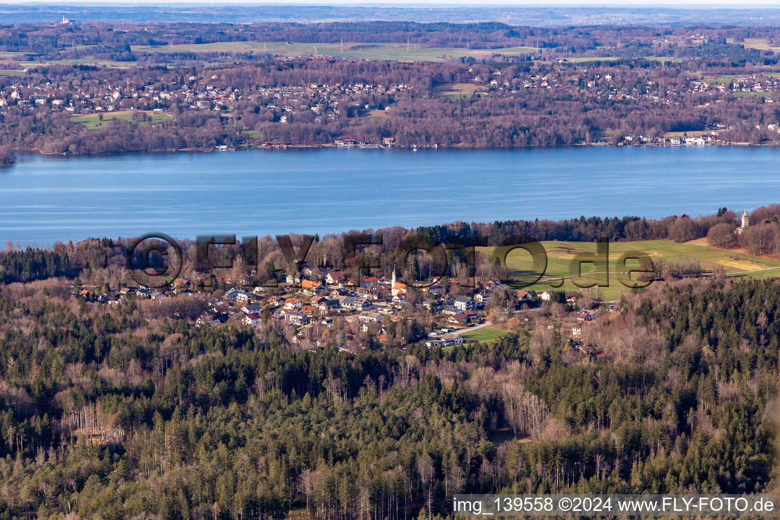 Vue aérienne de Quartier Allmannshausen in Berg dans le département Bavière, Allemagne