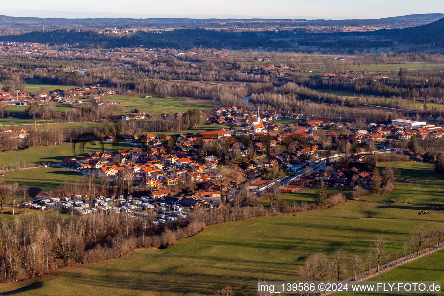 Vue aérienne de Quartier Arzbach in Wackersberg dans le département Bavière, Allemagne