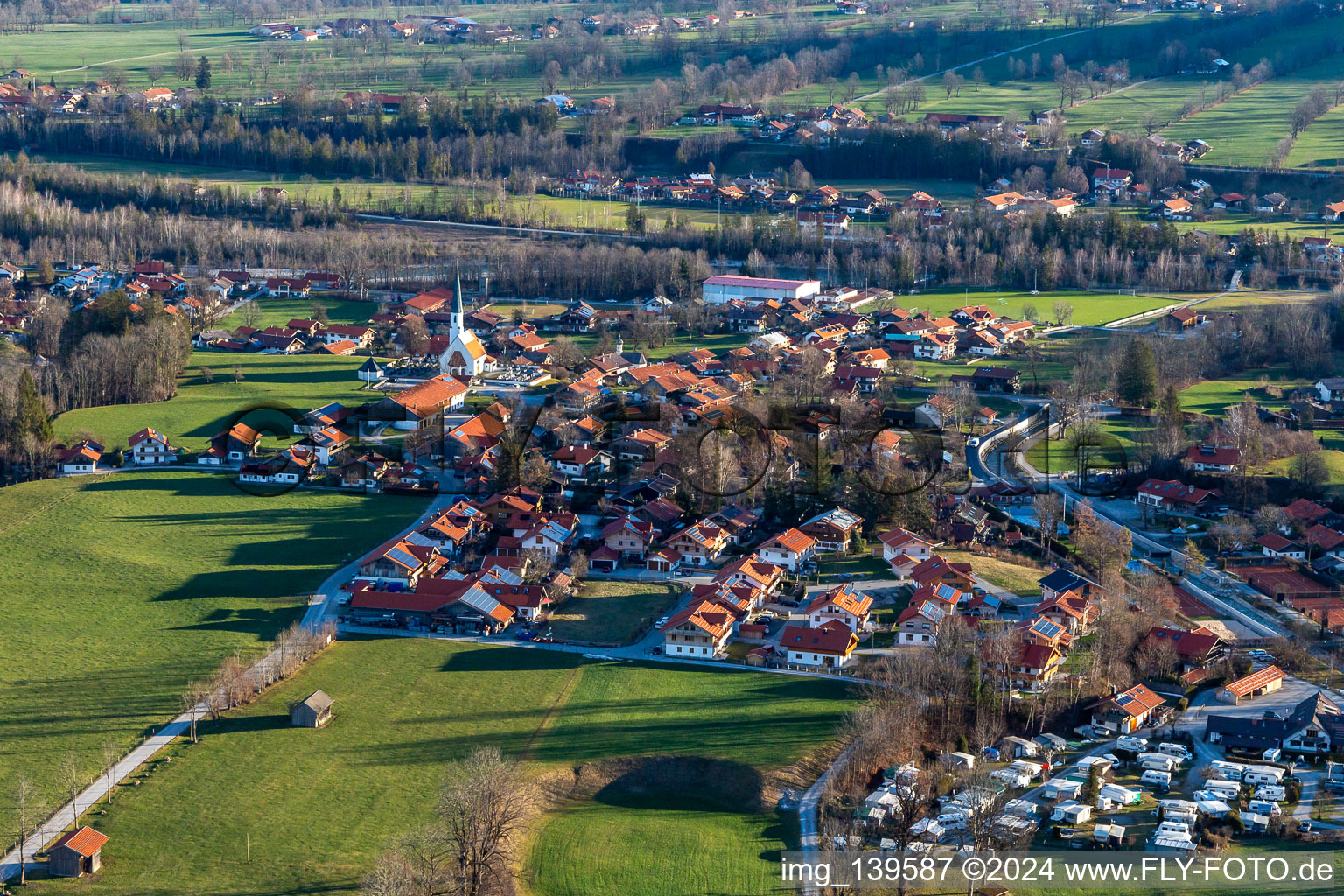 Vue aérienne de De l'ouest à le quartier Arzbach in Wackersberg dans le département Bavière, Allemagne