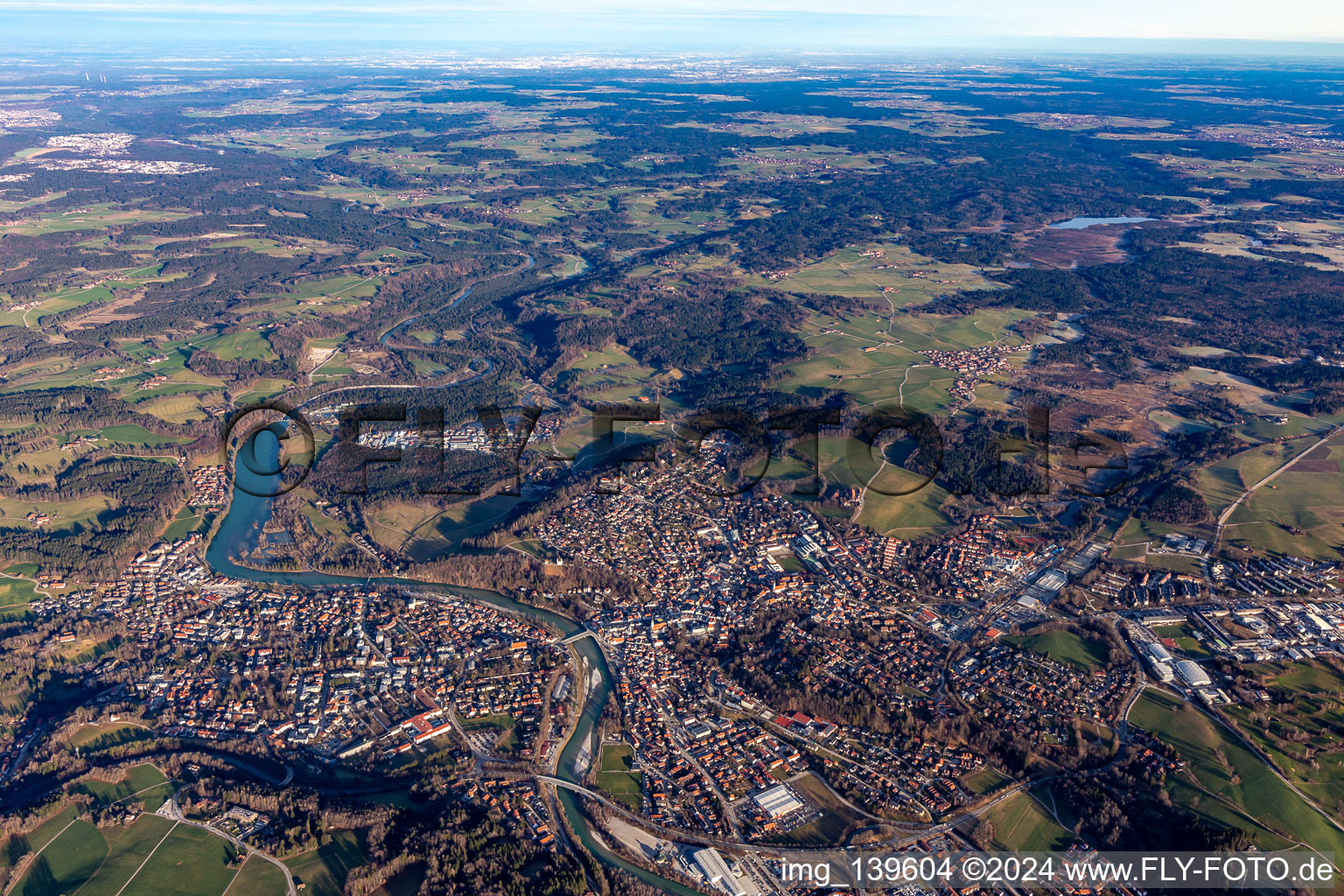 Vue aérienne de Et l'avant-pays de l'Isar à Bad Tölz dans le département Bavière, Allemagne