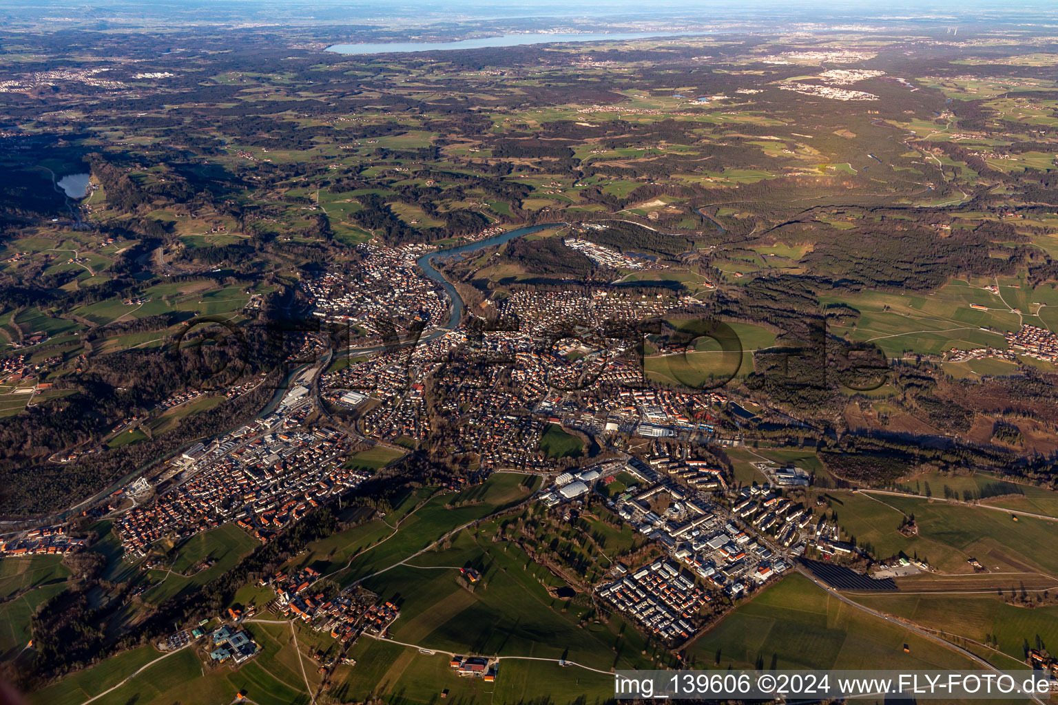 Vue aérienne de Du sud-est à Bad Tölz dans le département Bavière, Allemagne