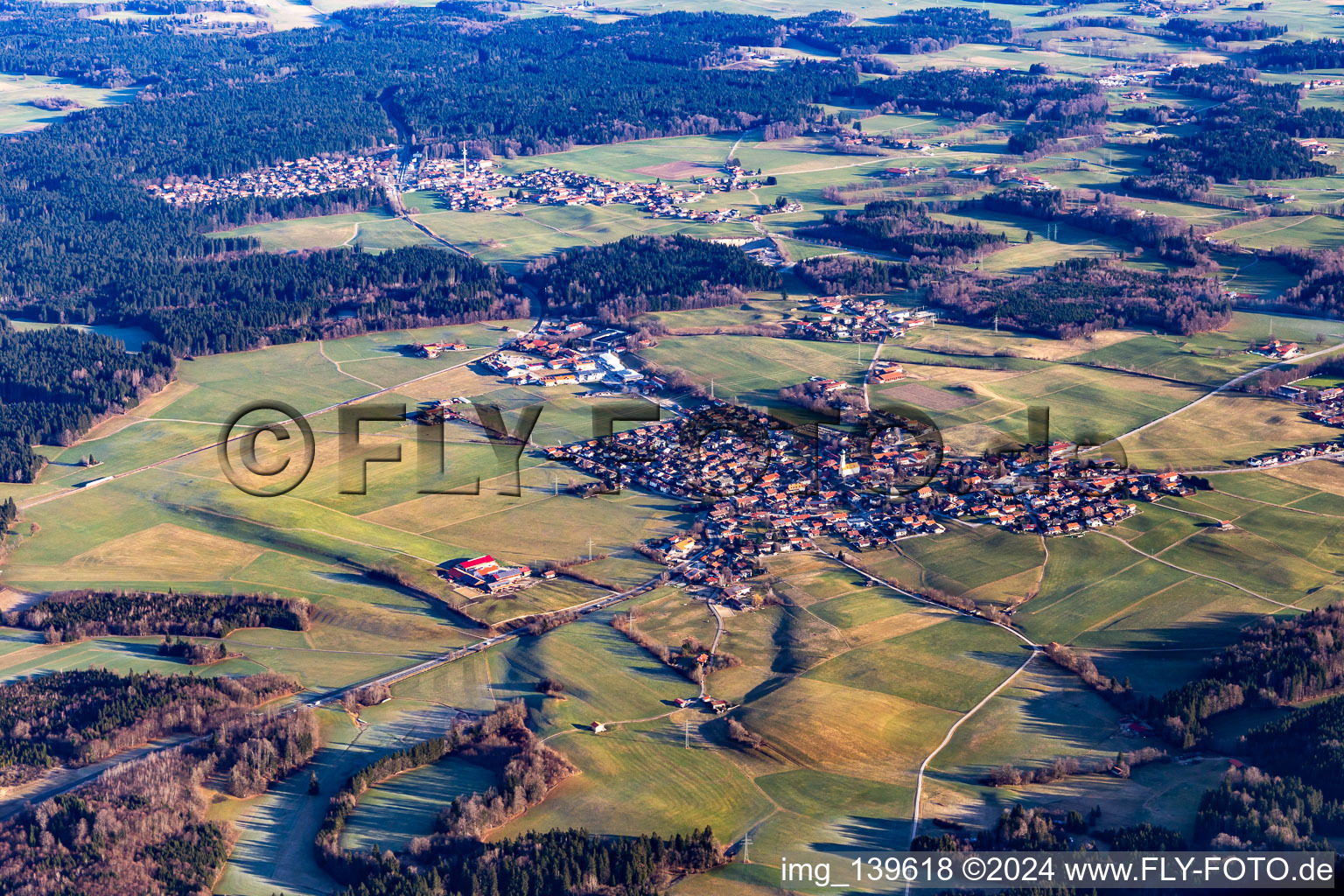 Vue aérienne de Du sud-ouest à le quartier Point in Waakirchen dans le département Bavière, Allemagne