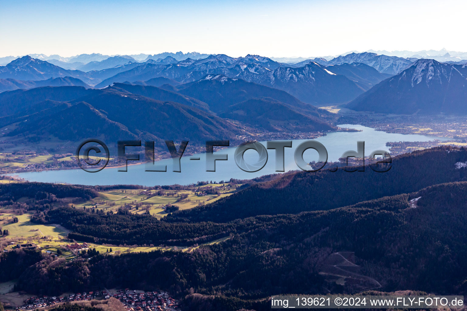 Vue aérienne de Quartier Kaltenbrunn in Gmund am Tegernsee dans le département Bavière, Allemagne