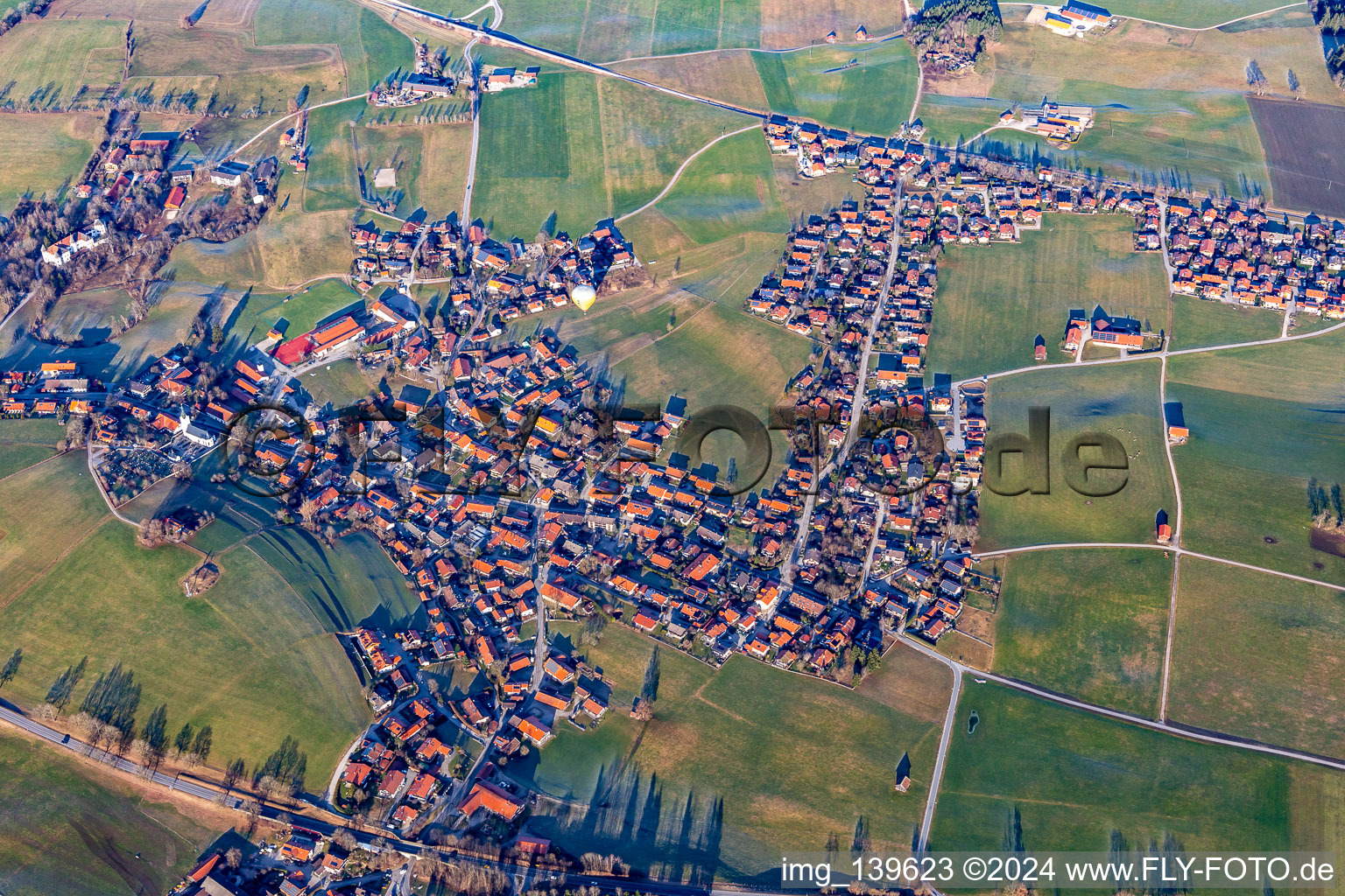 Photographie aérienne de Reichersbeuern dans le département Bavière, Allemagne