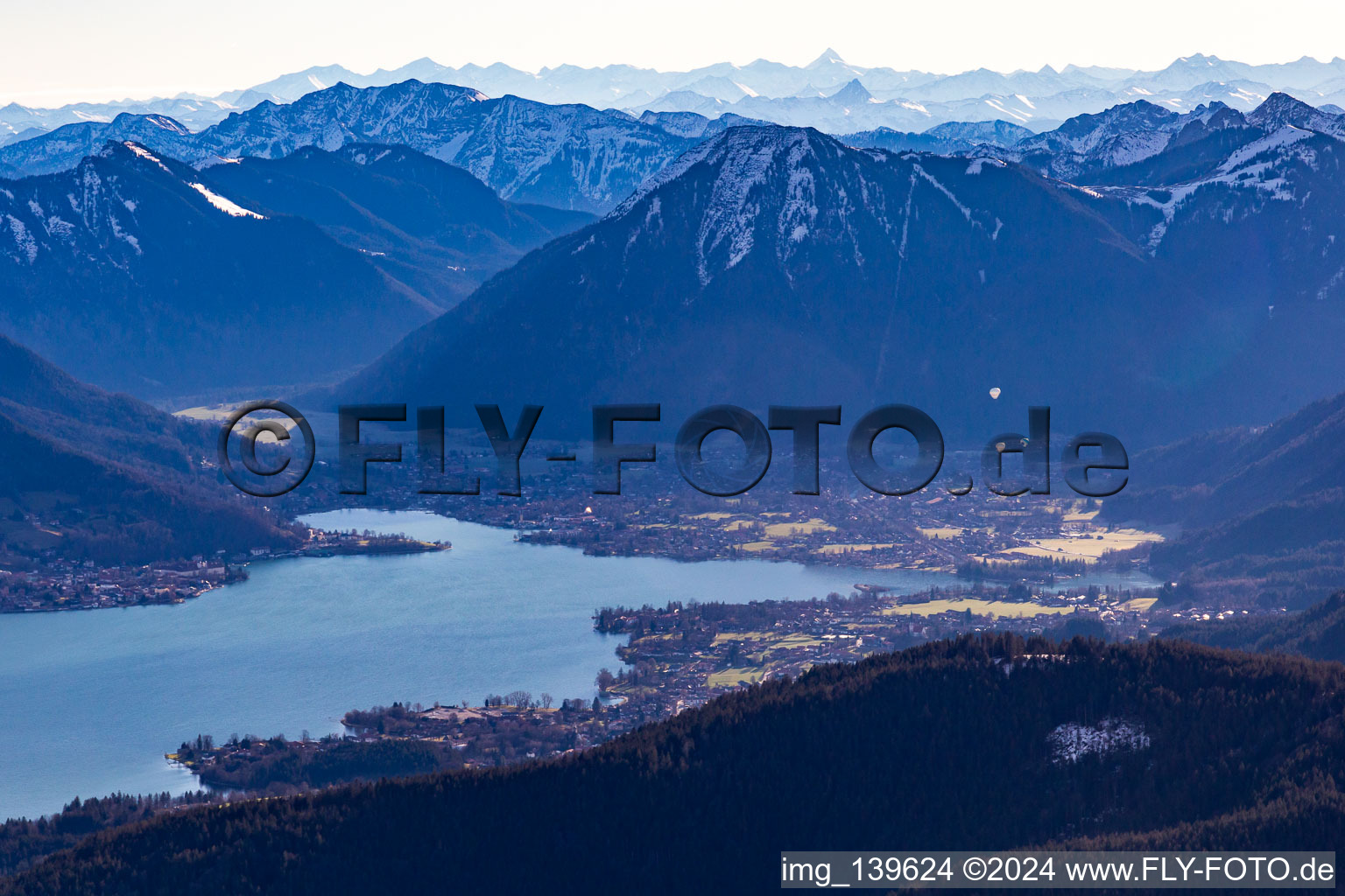 Vue oblique de Du nord-ouest à le quartier Holz in Tegernsee dans le département Bavière, Allemagne