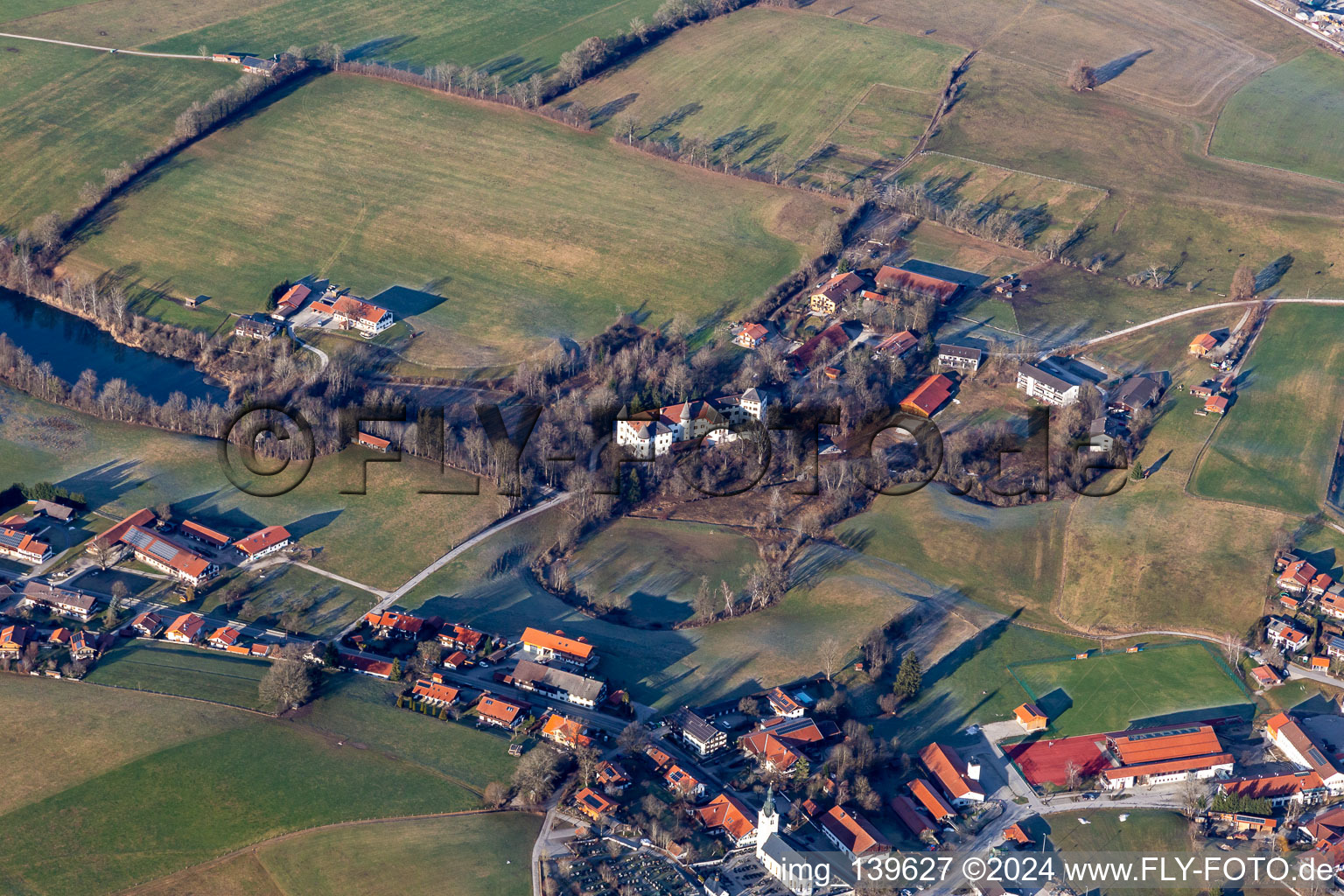 Vue aérienne de Lycée Max Rill au Château Reichersbeuern à Reichersbeuern dans le département Bavière, Allemagne