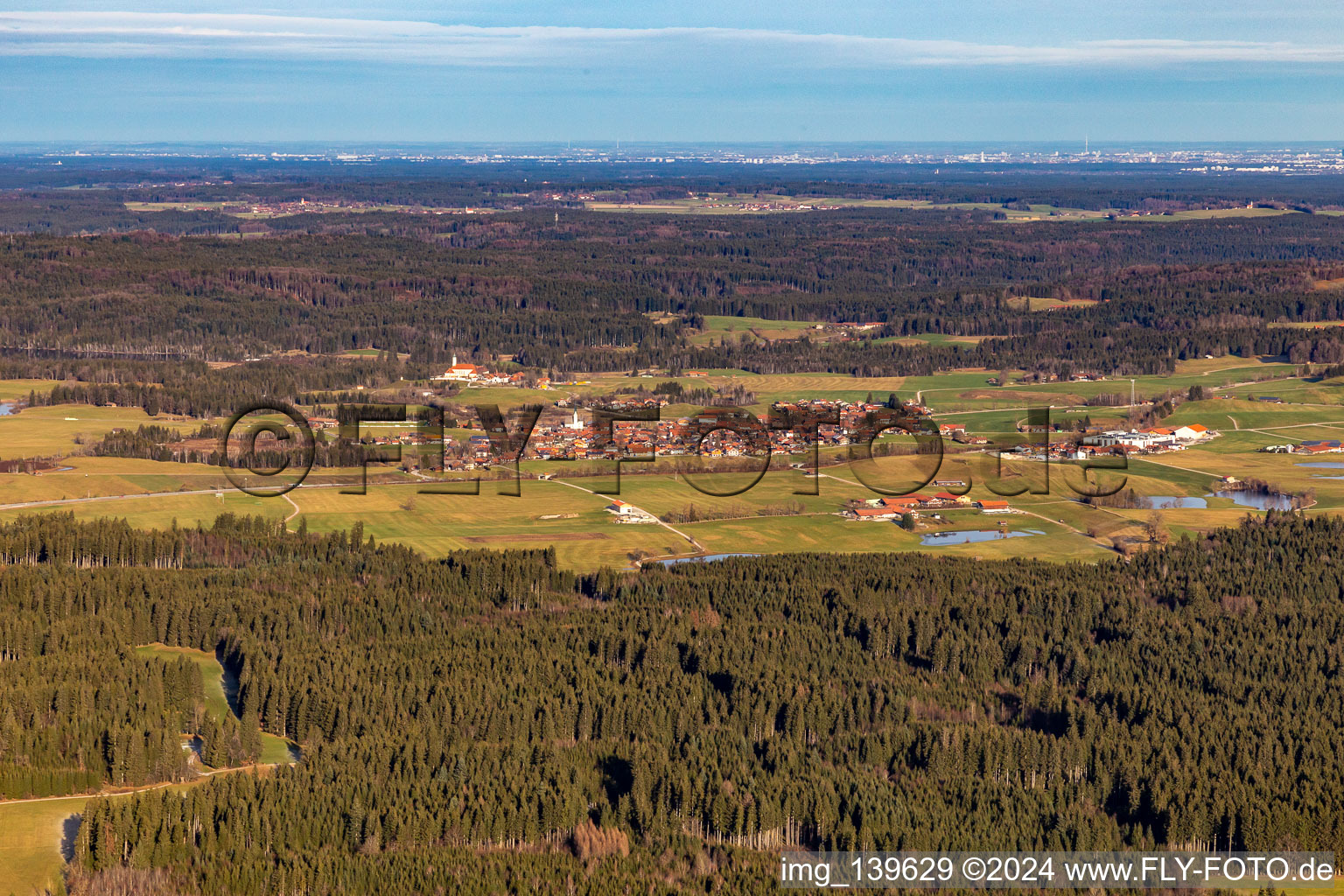 Vue aérienne de Du sud à Sachsenkam dans le département Bavière, Allemagne