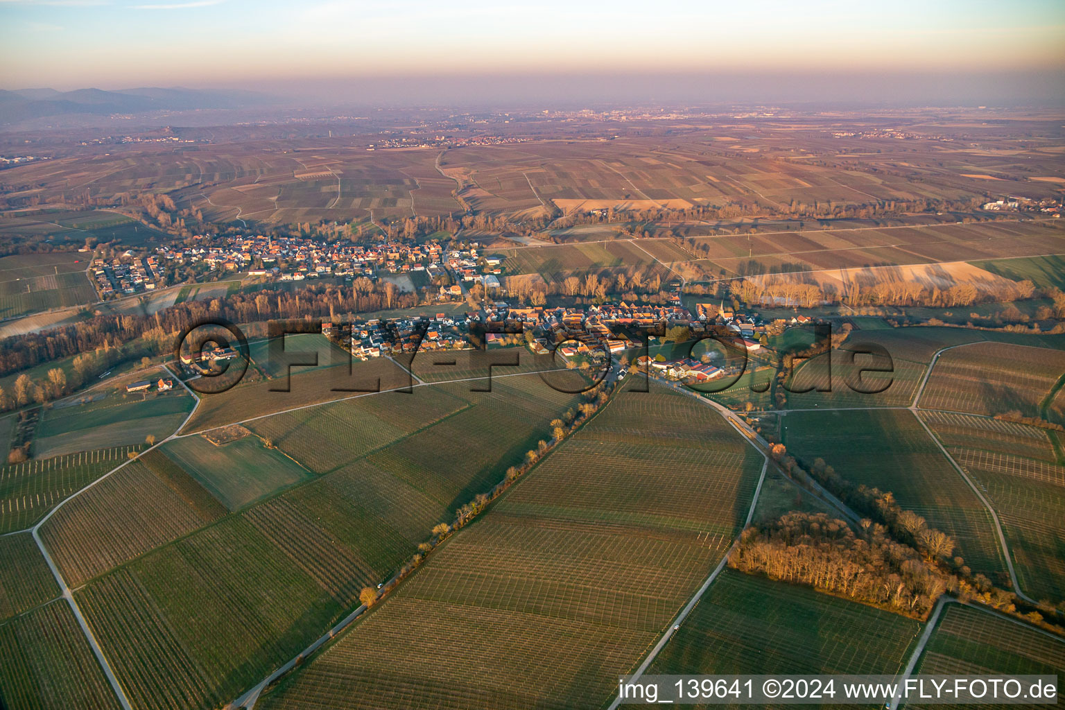 Vue aérienne de En hiver le soir à le quartier Klingen in Heuchelheim-Klingen dans le département Rhénanie-Palatinat, Allemagne