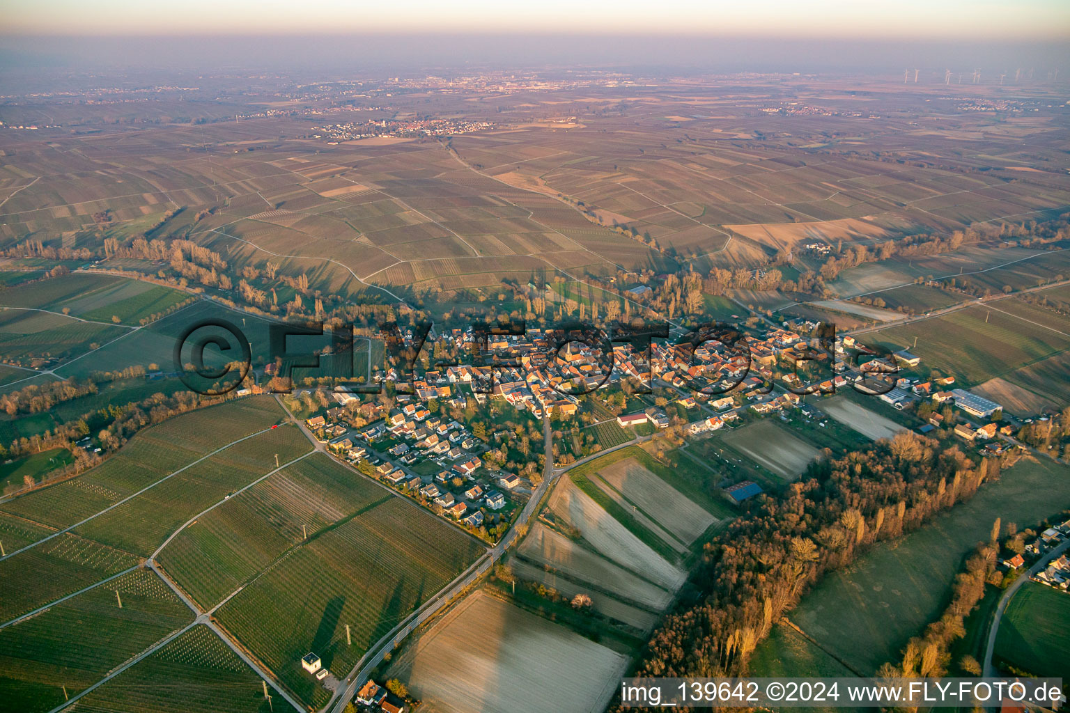 Vue aérienne de En hiver le soir à le quartier Heuchelheim in Heuchelheim-Klingen dans le département Rhénanie-Palatinat, Allemagne