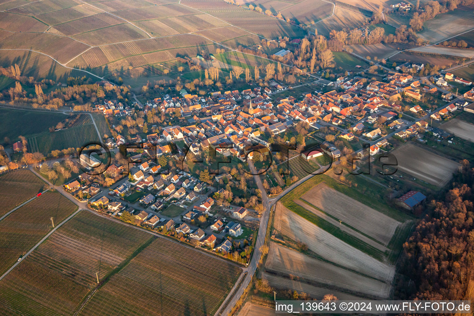 Vue aérienne de En hiver le soir de l'ouest à le quartier Heuchelheim in Heuchelheim-Klingen dans le département Rhénanie-Palatinat, Allemagne