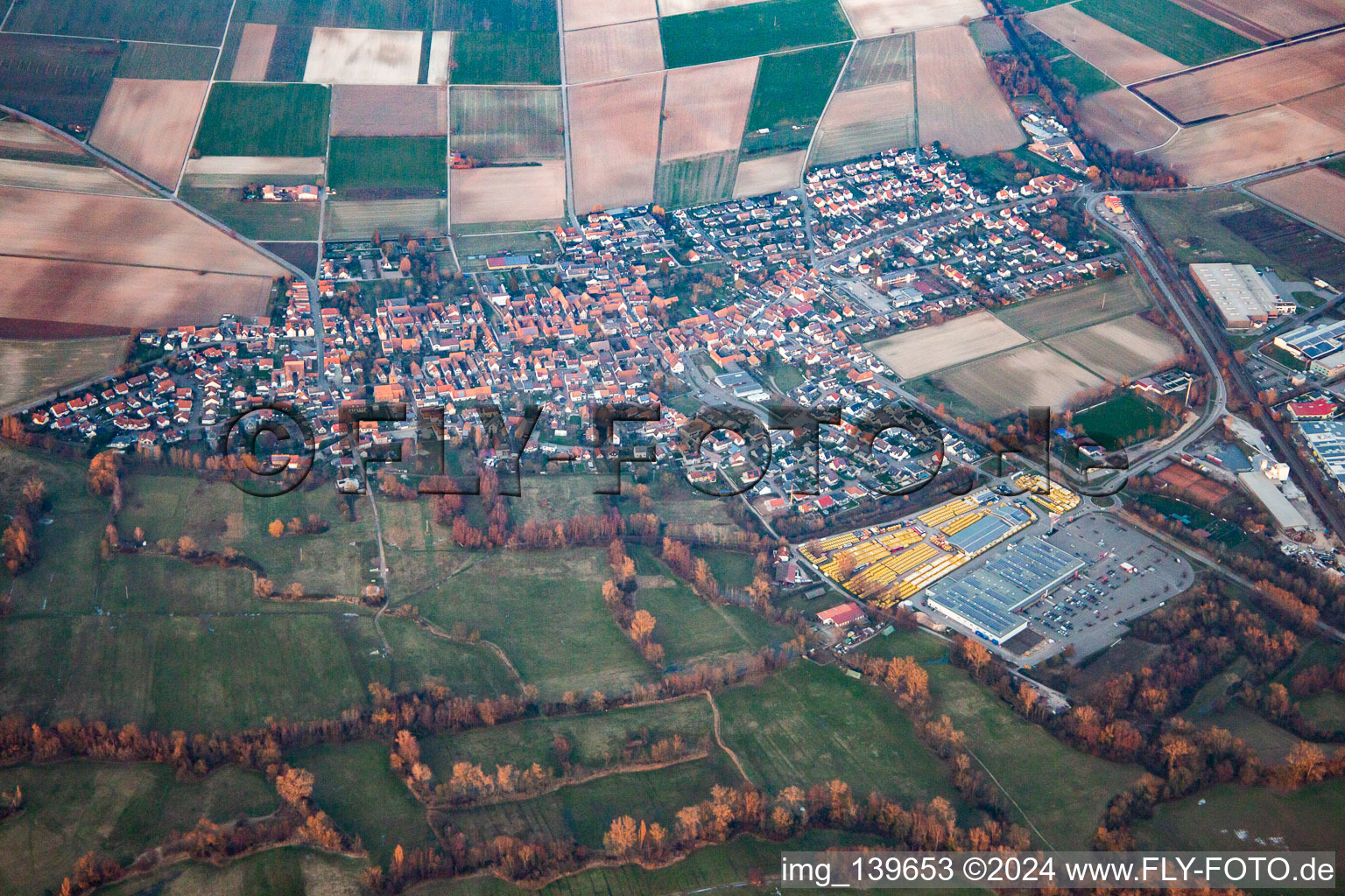 Vue aérienne de En hiver le soir du sud-ouest à Rohrbach dans le département Rhénanie-Palatinat, Allemagne