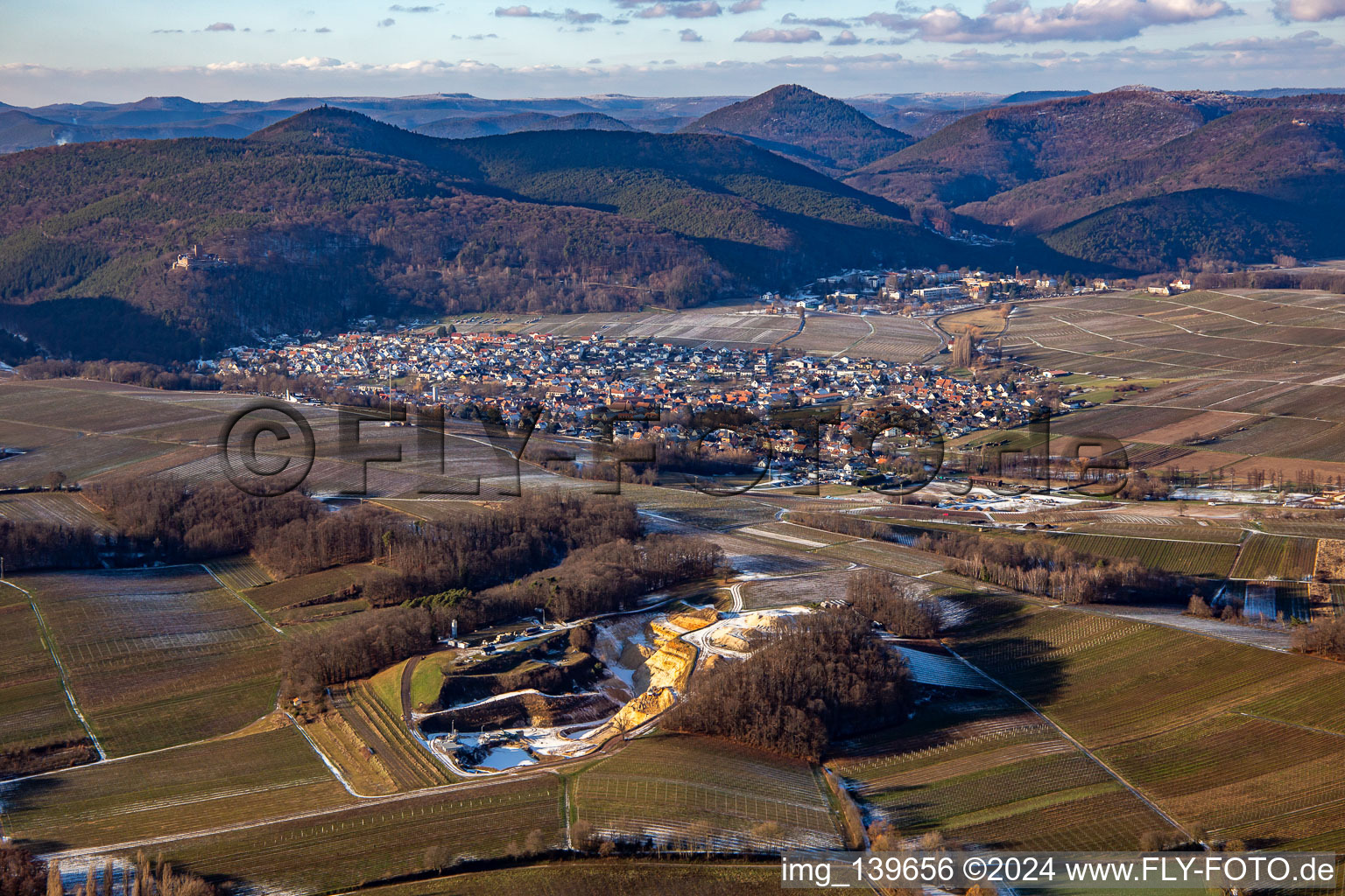 Vue aérienne de Du sud-ouest en hiver à Klingenmünster dans le département Rhénanie-Palatinat, Allemagne