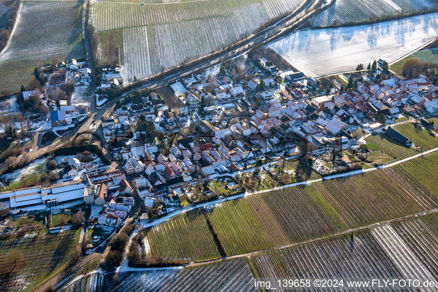 Vue aérienne de Du nord-est en hiver quand il y a de la neige à Niederhorbach dans le département Rhénanie-Palatinat, Allemagne