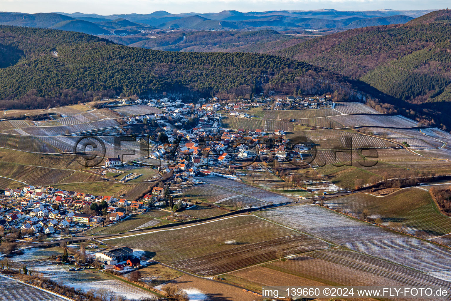 Vue aérienne de En hiver quand il y a de la neige à le quartier Gleiszellen in Gleiszellen-Gleishorbach dans le département Rhénanie-Palatinat, Allemagne