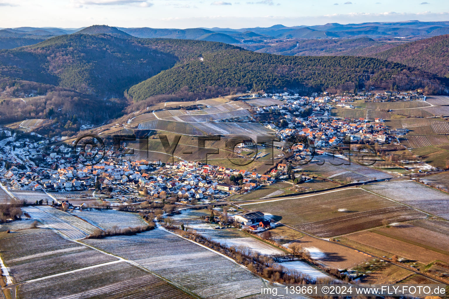 Vue aérienne de En hiver quand il y a de la neige à le quartier Gleishorbach in Gleiszellen-Gleishorbach dans le département Rhénanie-Palatinat, Allemagne