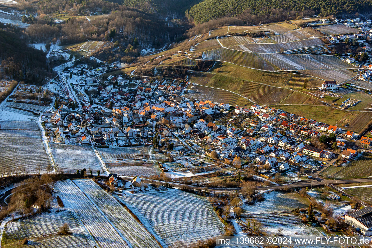 Vue aérienne de En hiver quand il y a de la neige à le quartier Pleisweiler in Pleisweiler-Oberhofen dans le département Rhénanie-Palatinat, Allemagne