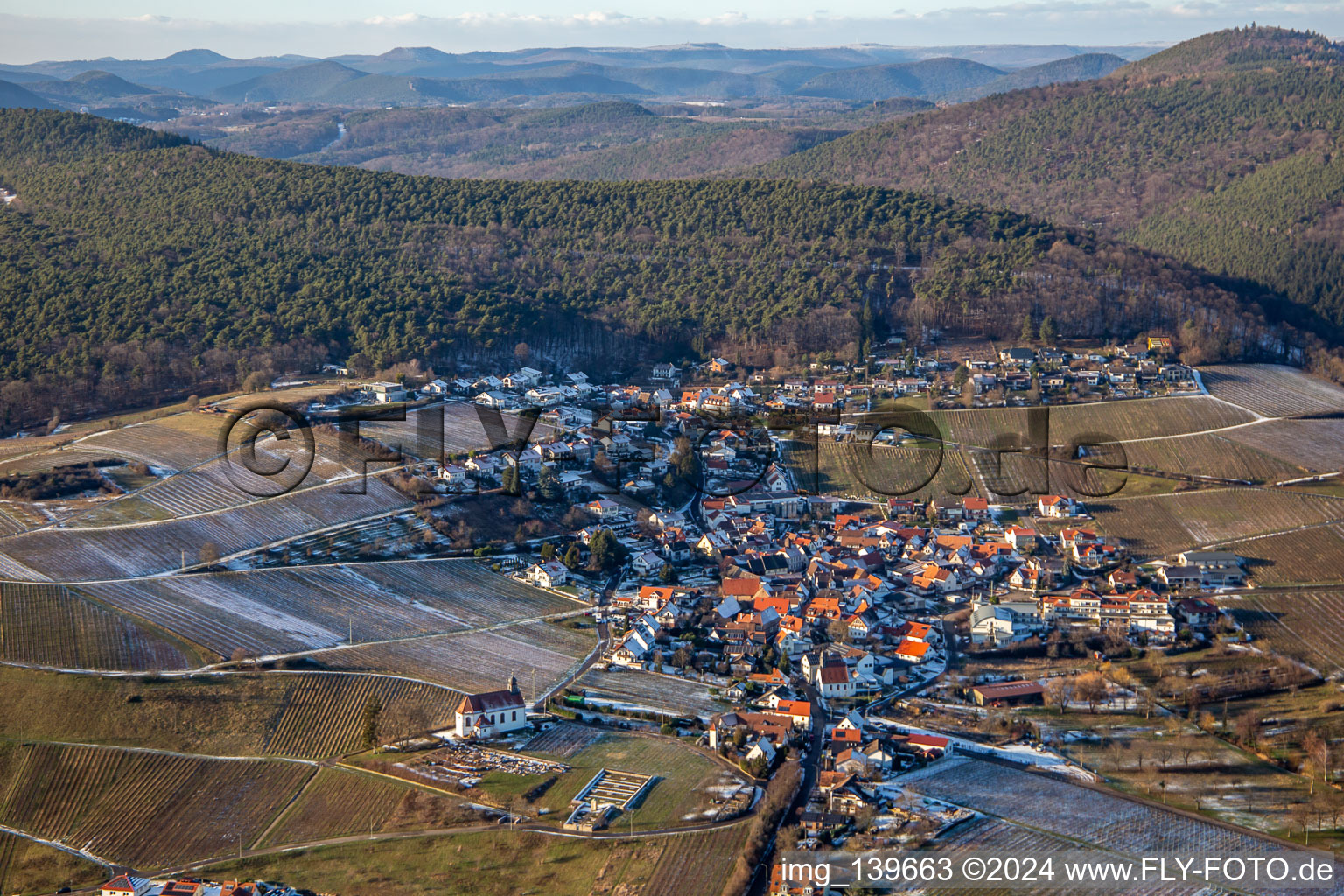 Vue aérienne de En hiver quand il y a de la neige à le quartier Gleiszellen in Gleiszellen-Gleishorbach dans le département Rhénanie-Palatinat, Allemagne