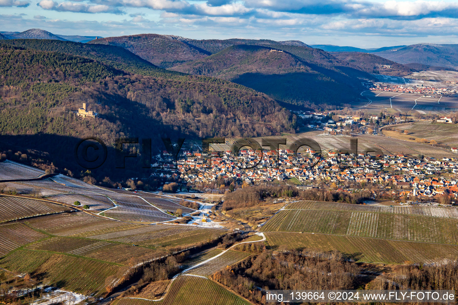 Vue aérienne de Du sud à Klingenmünster dans le département Rhénanie-Palatinat, Allemagne