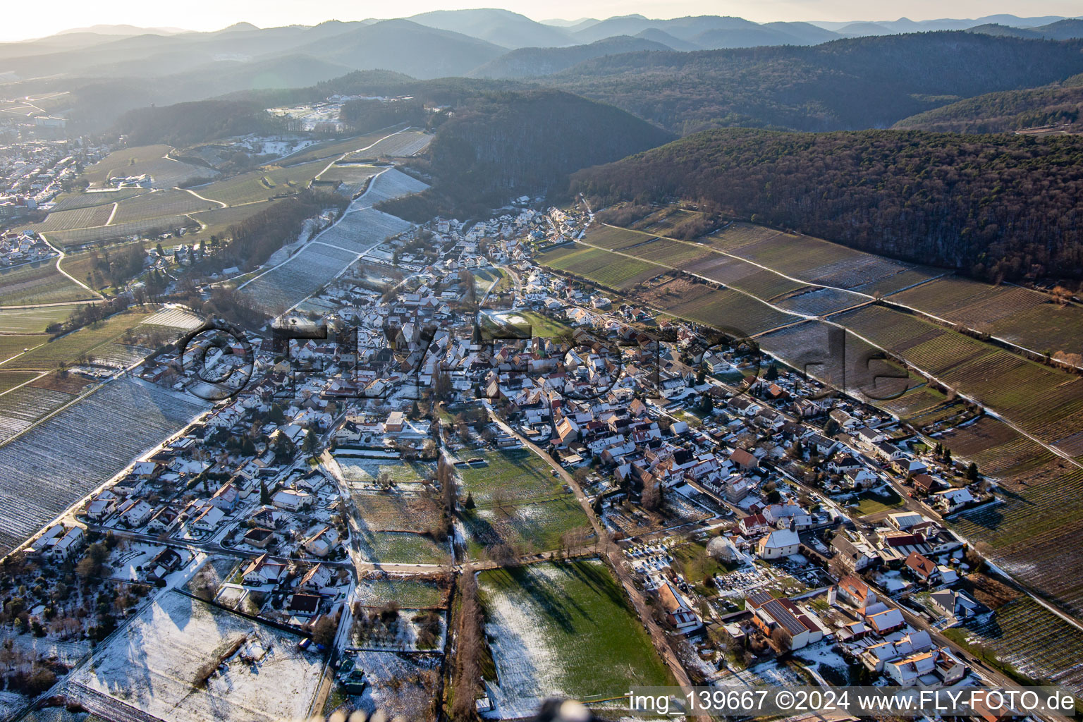 Vue aérienne de En hiver quand il y a de la neige à le quartier Pleisweiler in Pleisweiler-Oberhofen dans le département Rhénanie-Palatinat, Allemagne