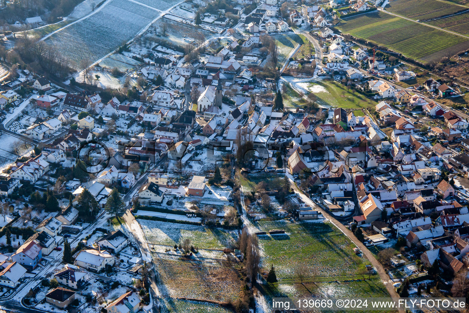 Vue aérienne de Route des vins en hiver avec de la neige à le quartier Pleisweiler in Pleisweiler-Oberhofen dans le département Rhénanie-Palatinat, Allemagne