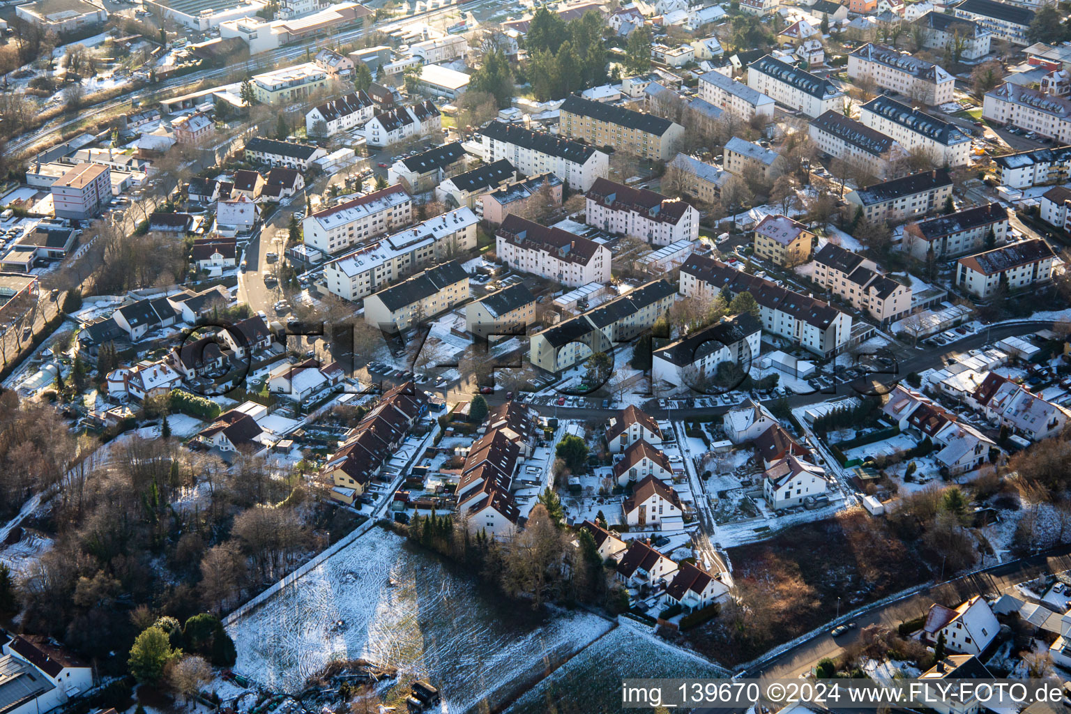 Vue aérienne de Maxburgring en hiver avec de la neige à Bad Bergzabern dans le département Rhénanie-Palatinat, Allemagne