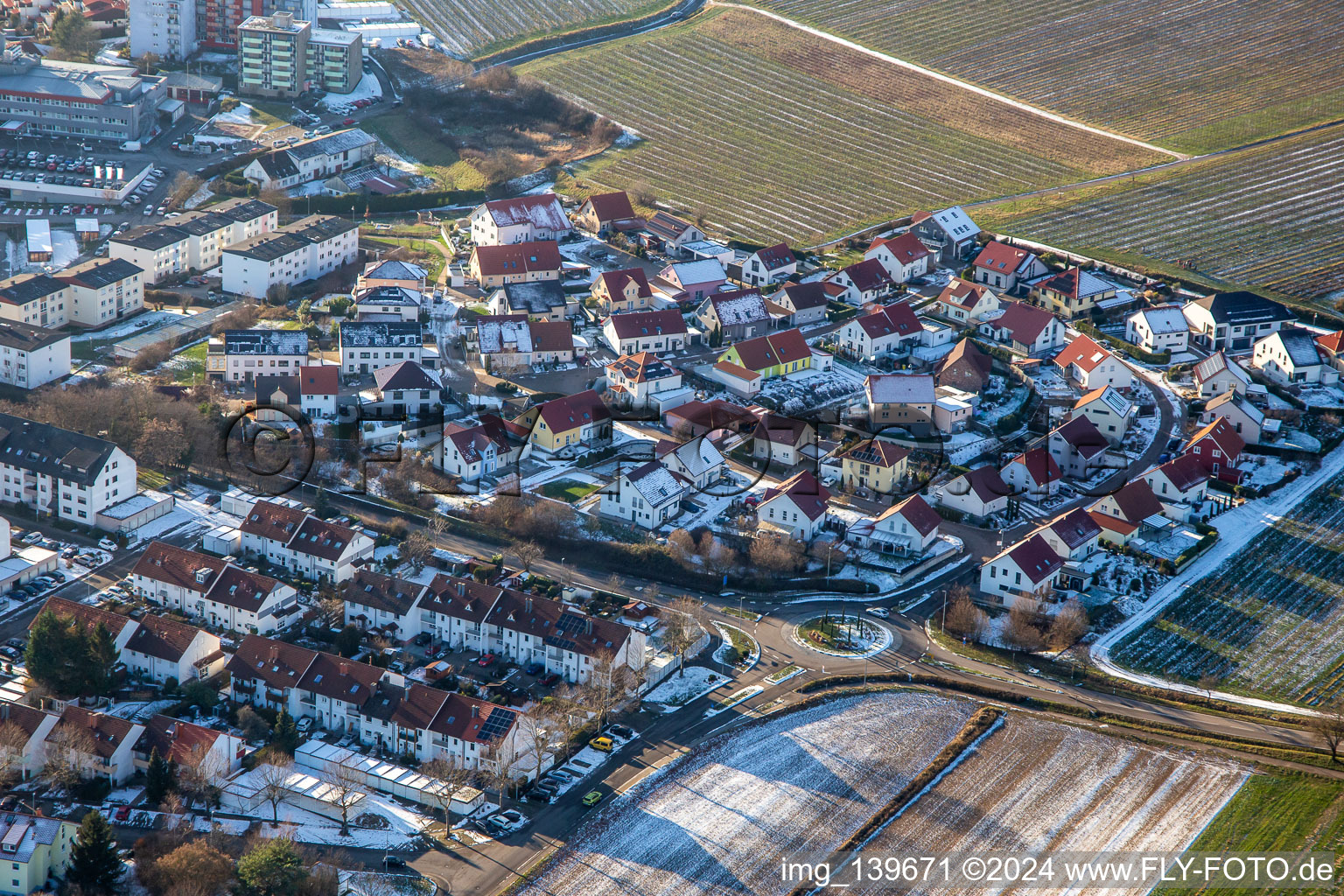 Vue aérienne de Nouvelle zone de développement à Wingert en hiver quand il y a de la neige à le quartier Pleisweiler in Bad Bergzabern dans le département Rhénanie-Palatinat, Allemagne