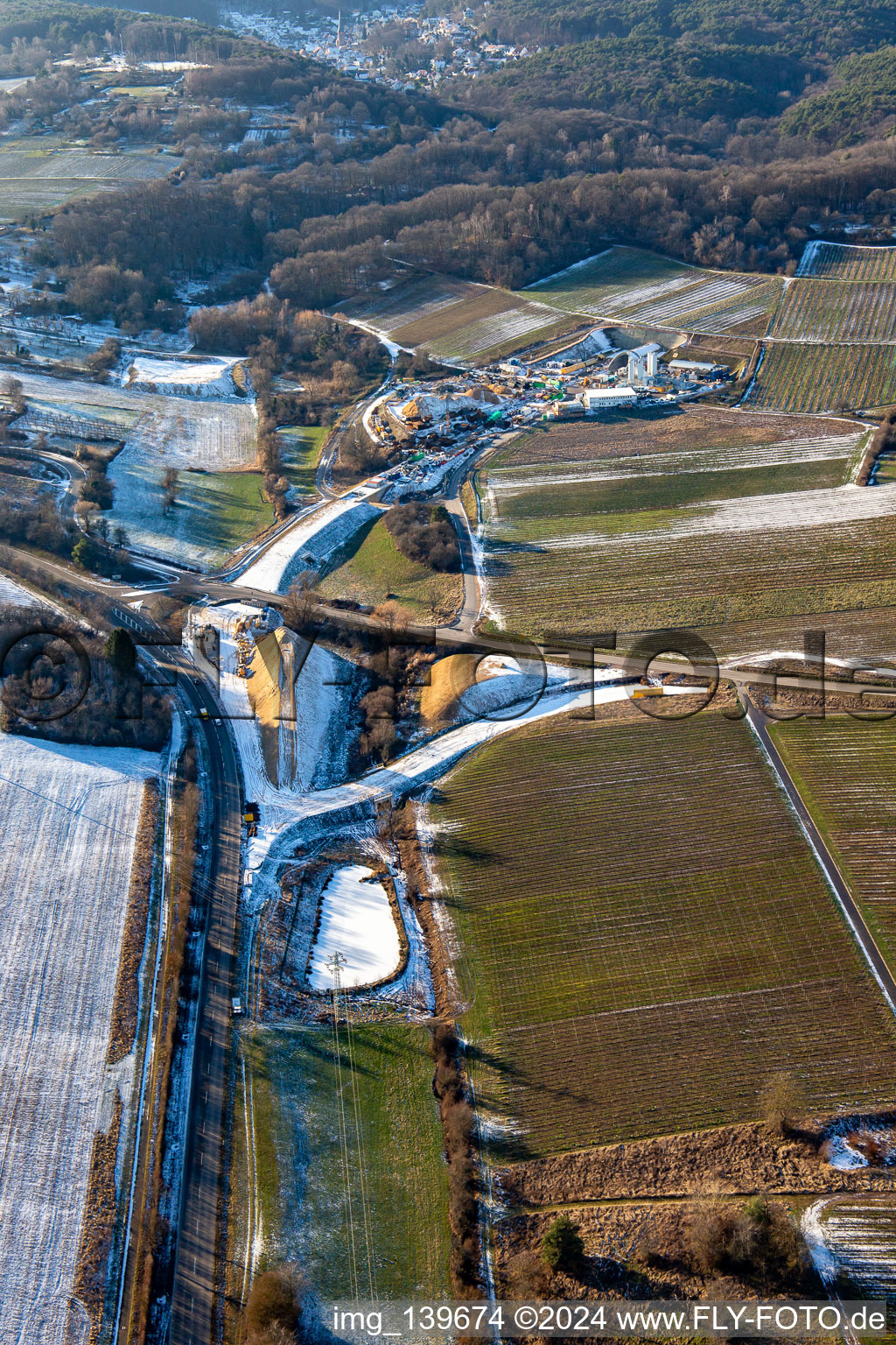 Vue aérienne de Chantier de construction de tunnel en hiver avec de la neige à Dörrenbach dans le département Rhénanie-Palatinat, Allemagne