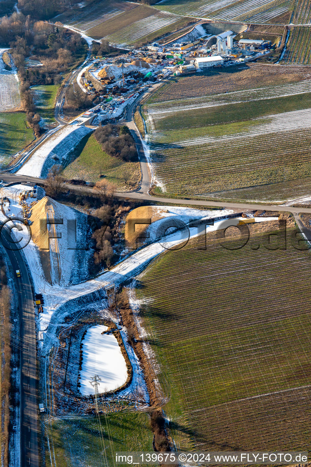 Vue aérienne de Chantier de construction de tunnel en hiver avec de la neige à Dörrenbach dans le département Rhénanie-Palatinat, Allemagne