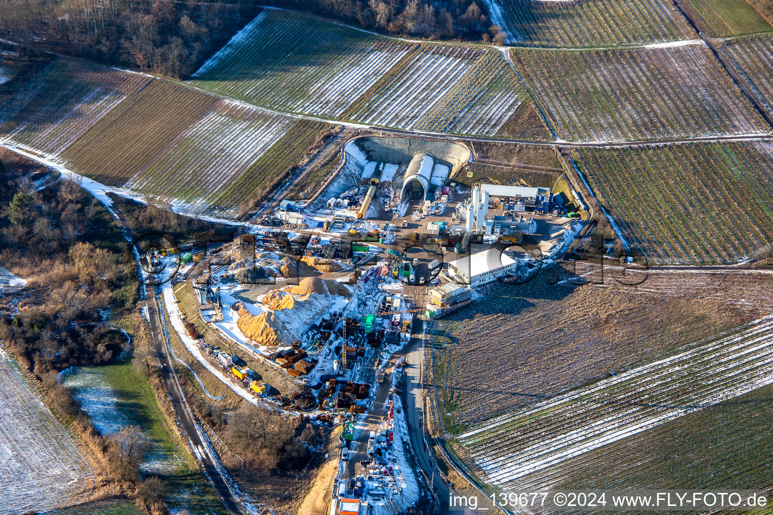 Photographie aérienne de Chantier de construction de tunnel en hiver avec de la neige à Dörrenbach dans le département Rhénanie-Palatinat, Allemagne