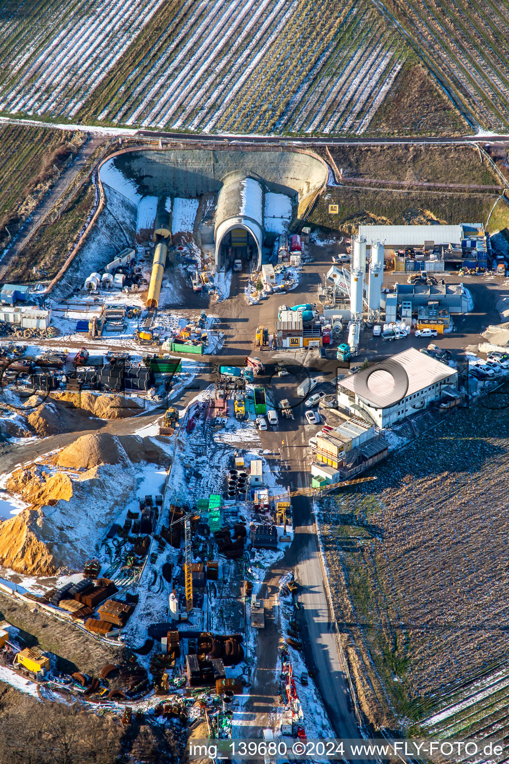 Vue oblique de Chantier de construction de tunnel en hiver avec de la neige à Dörrenbach dans le département Rhénanie-Palatinat, Allemagne