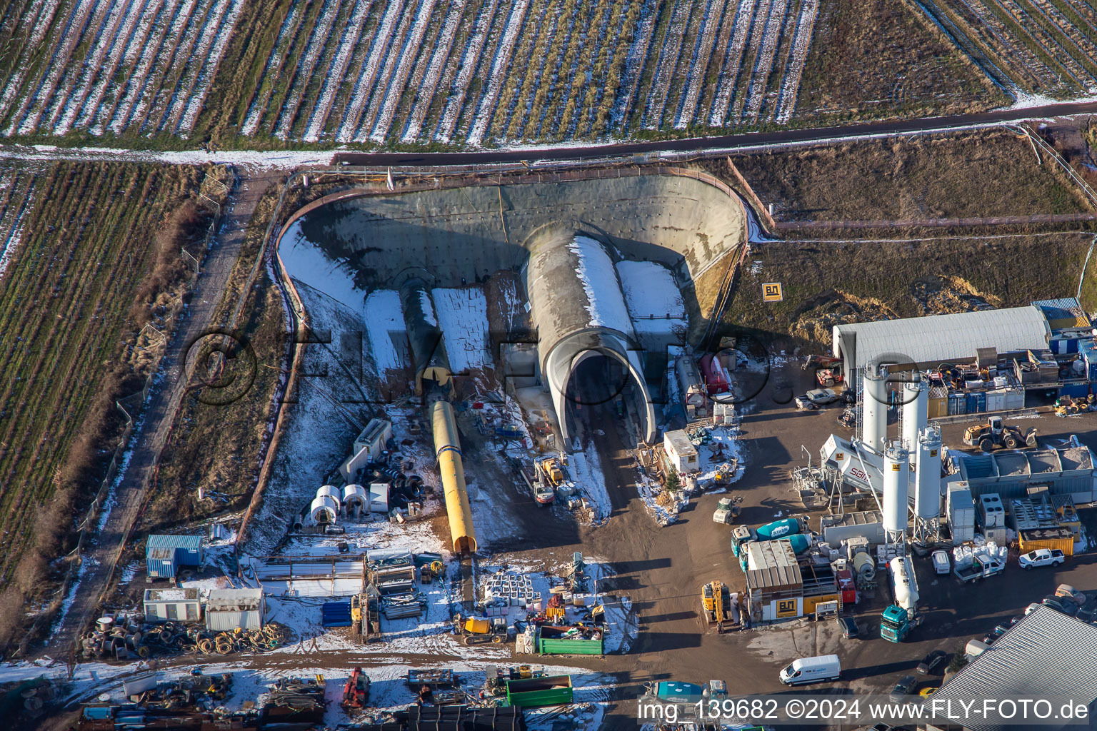 Chantier de construction de tunnel en hiver avec de la neige à Dörrenbach dans le département Rhénanie-Palatinat, Allemagne d'en haut