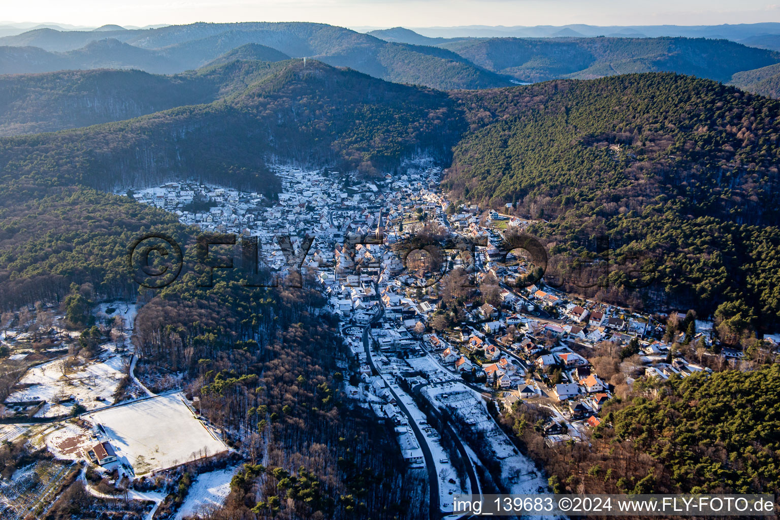 Vue aérienne de La Belle au bois dormant du Palatinat en hiver avec de la neige à Dörrenbach dans le département Rhénanie-Palatinat, Allemagne