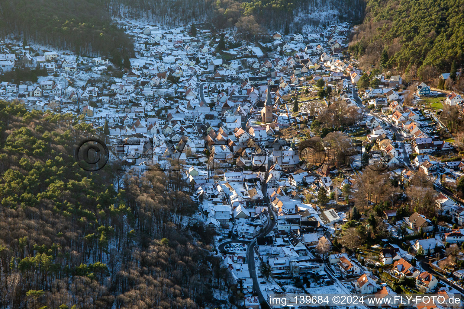 Vue aérienne de La Belle au bois dormant du Palatinat en hiver avec de la neige à Dörrenbach dans le département Rhénanie-Palatinat, Allemagne