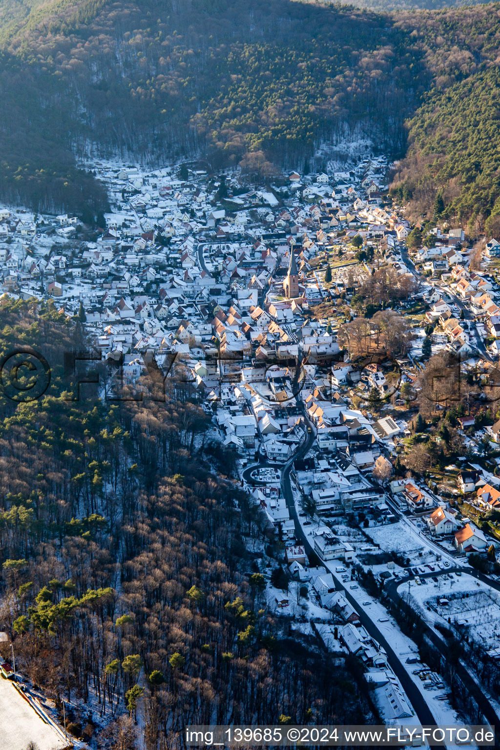 Photographie aérienne de La Belle au bois dormant du Palatinat en hiver avec de la neige à Dörrenbach dans le département Rhénanie-Palatinat, Allemagne